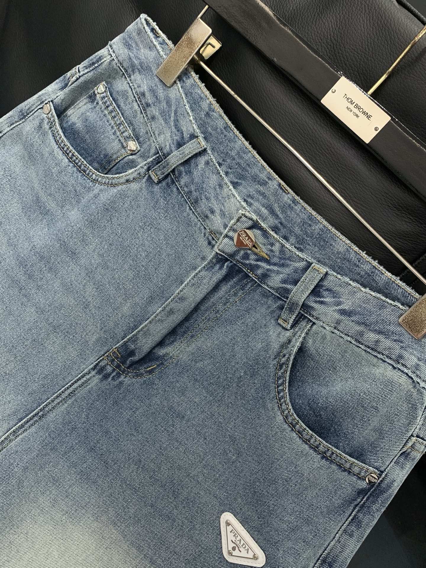 ，PRADA 普拉达，2026春季最新品，专柜同步有售，原单狠货，时尚休闲水洗牛仔裤，进口原版水洗弹力面