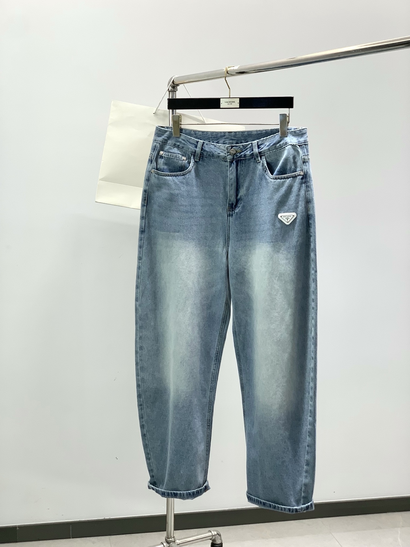 ，PRADA 普拉达，2026春季最新品，专柜同步有售，原单狠货，时尚休闲水洗牛仔裤，进口原版水洗弹力面