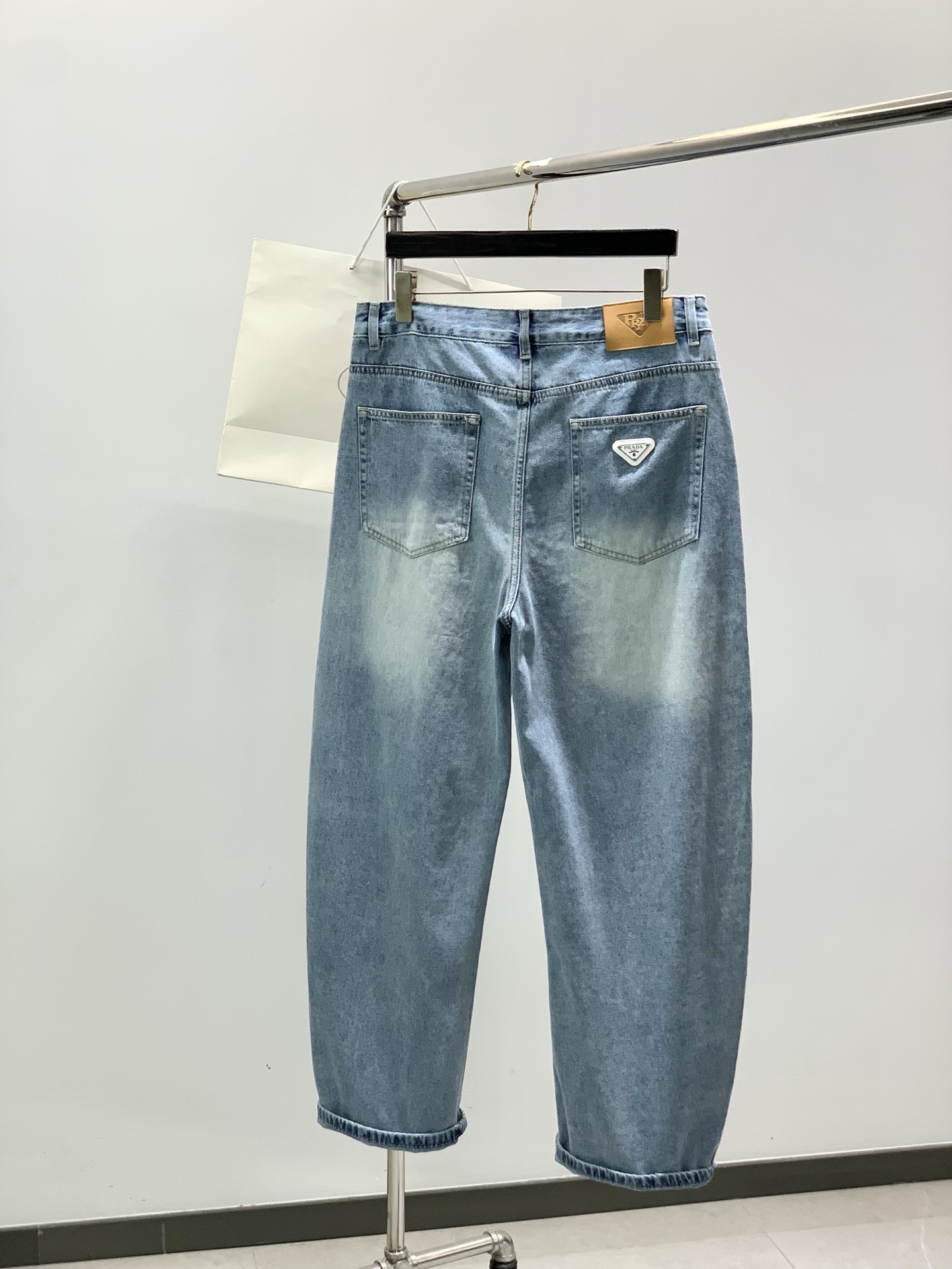 ，PRADA 普拉达，2026春季最新品，专柜同步有售，原单狠货，时尚休闲水洗牛仔裤，进口原版水洗弹力面