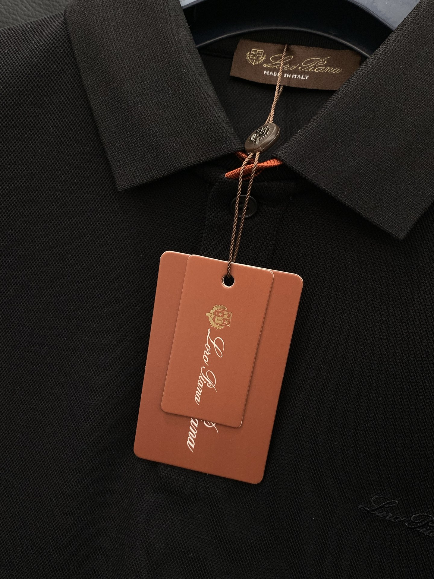 ，Loro Piana(Loro Piana )，2026夏季最新品，专柜同步有售，原单狠货，时尚休闲翻领短袖T恤，采用