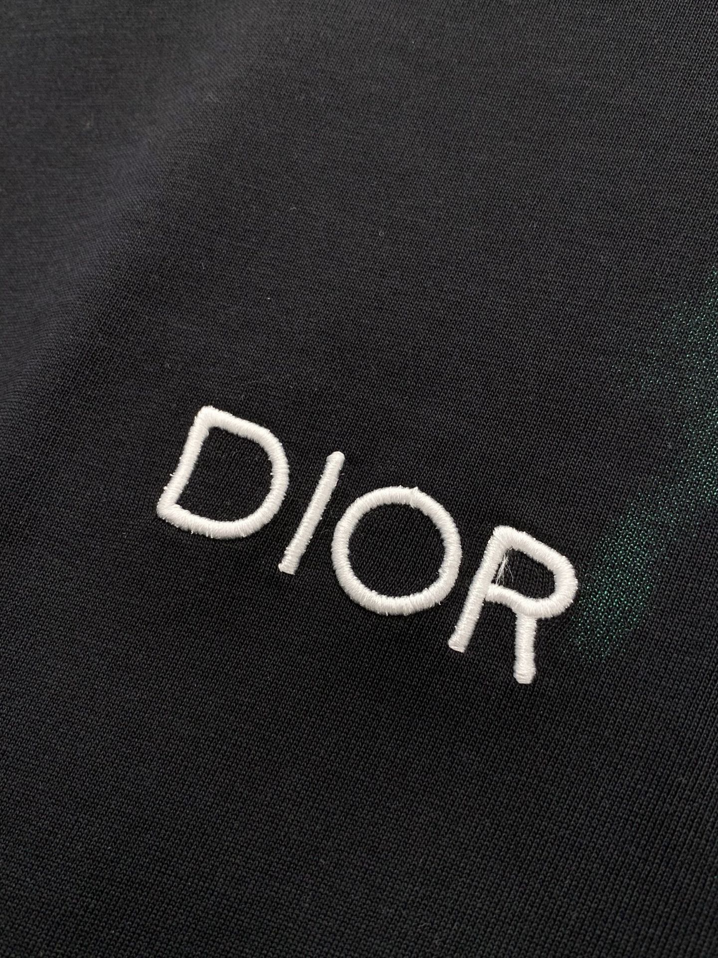 一套，Dior 迪奥， 2026夏季新品，专柜同步有售，简约时尚休闲套装，原版进口面料，舒适透气，顶级刺