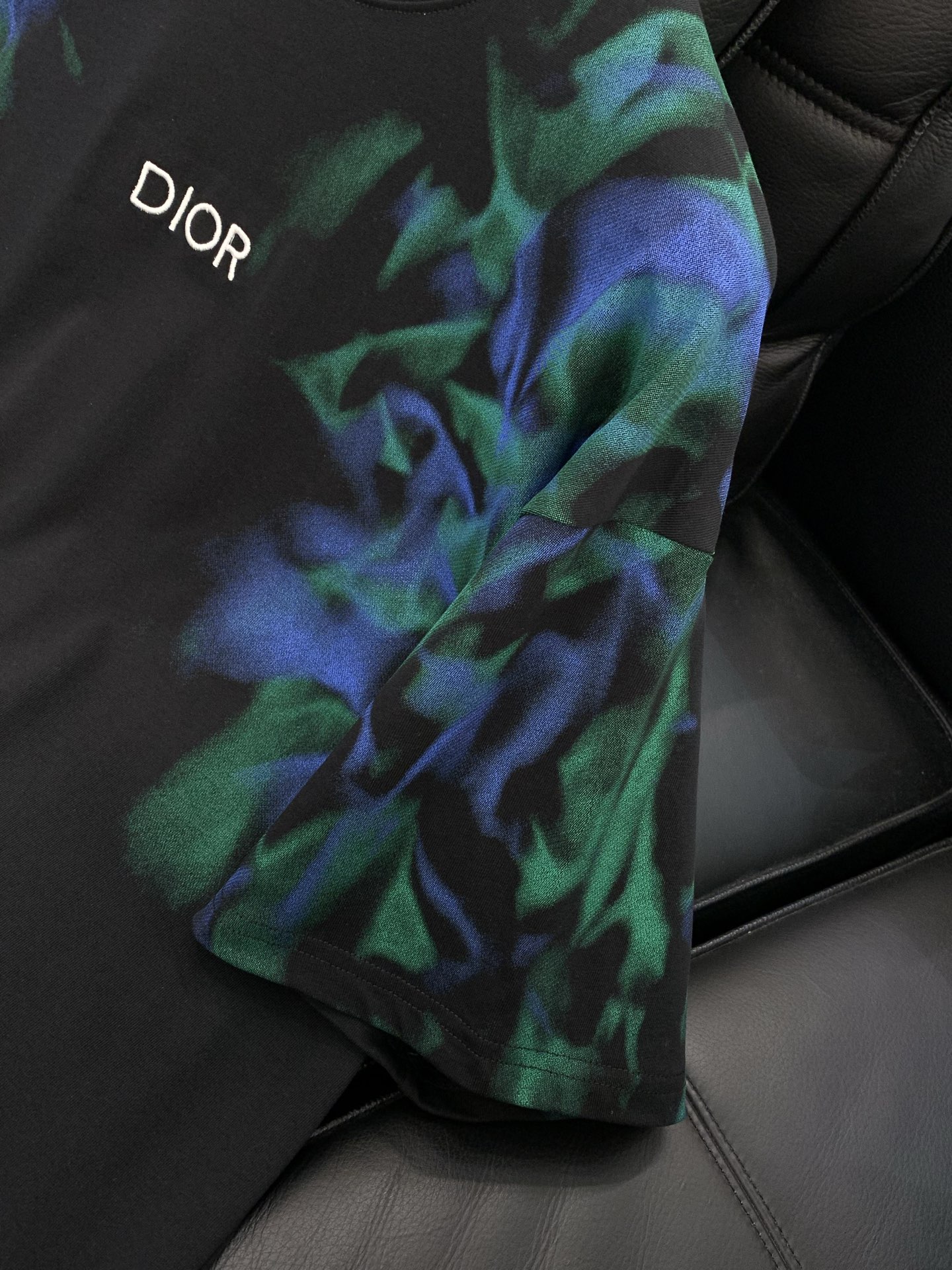 一套，Dior 迪奥， 2026夏季新品，专柜同步有售，简约时尚休闲套装，原版进口面料，舒适透气，顶级刺