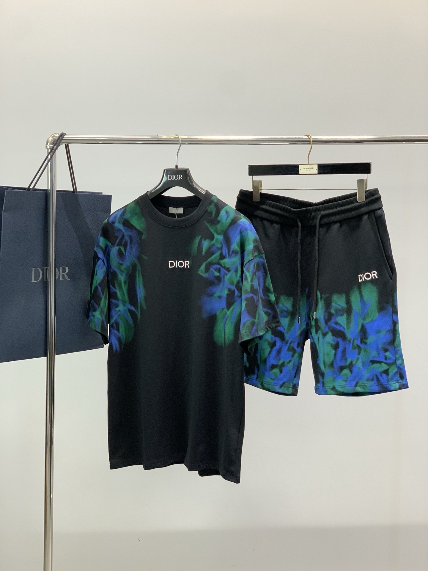 一套，Dior 迪奥， 2026夏季新品，专柜同步有售，简约时尚休闲套装，原版进口面料，舒适透气，顶级刺
