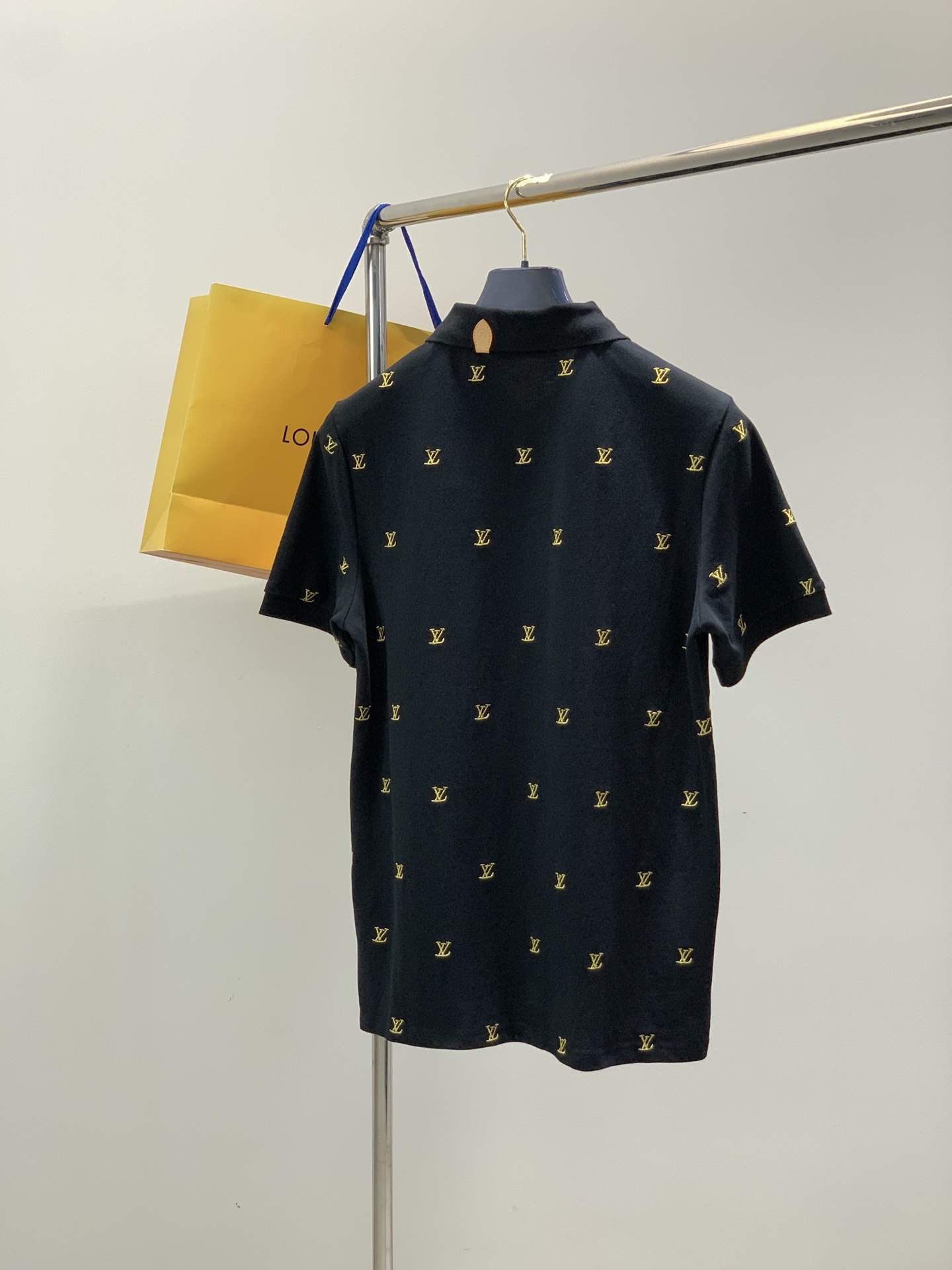 ，LouisVuitton 路易威登，2026夏季最新款，专柜同步有售，原单狠货，时尚休闲翻领短袖T恤，