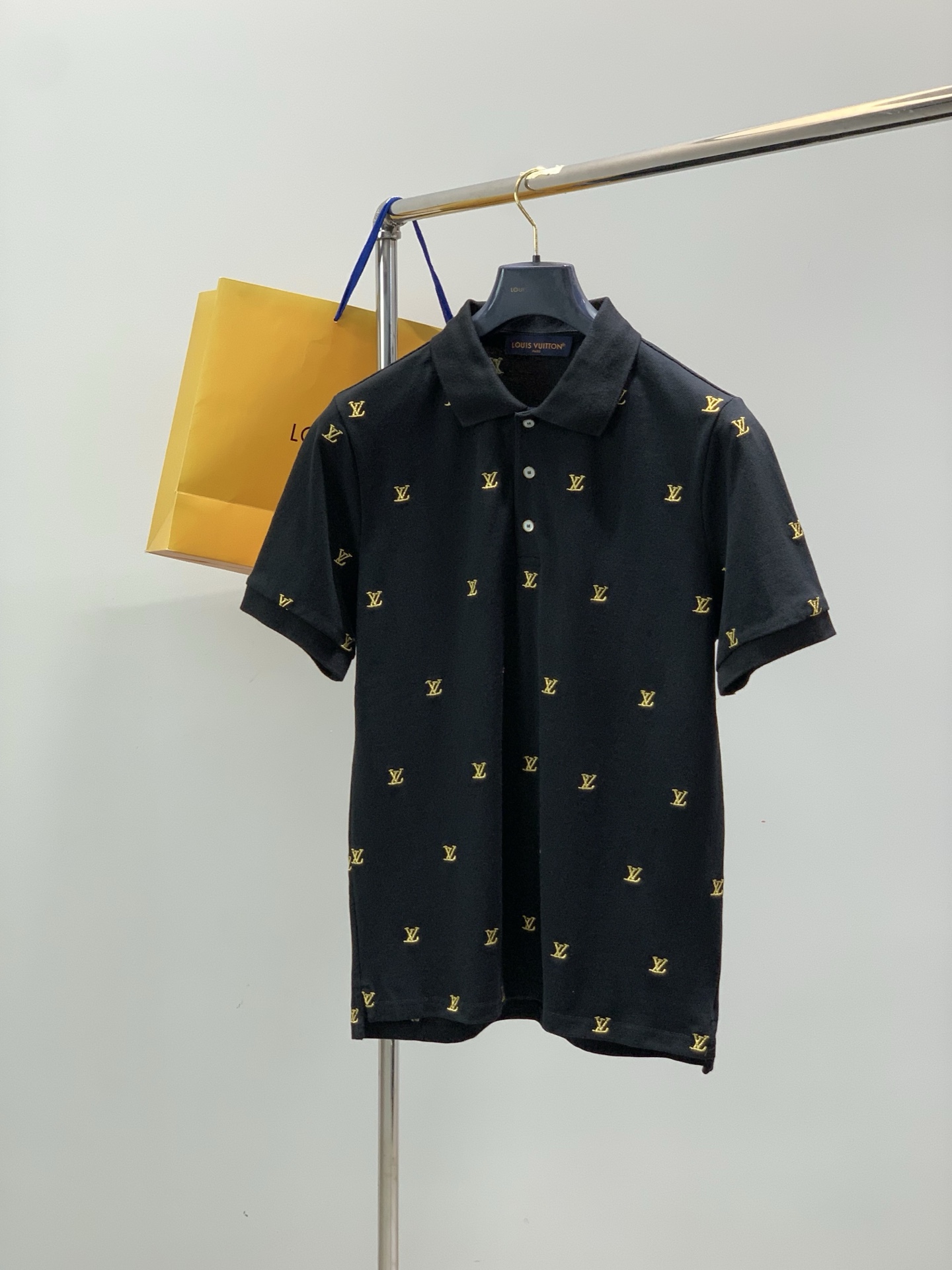 ，LouisVuitton 路易威登，2026夏季最新款，专柜同步有售，原单狠货，时尚休闲翻领短袖T恤，