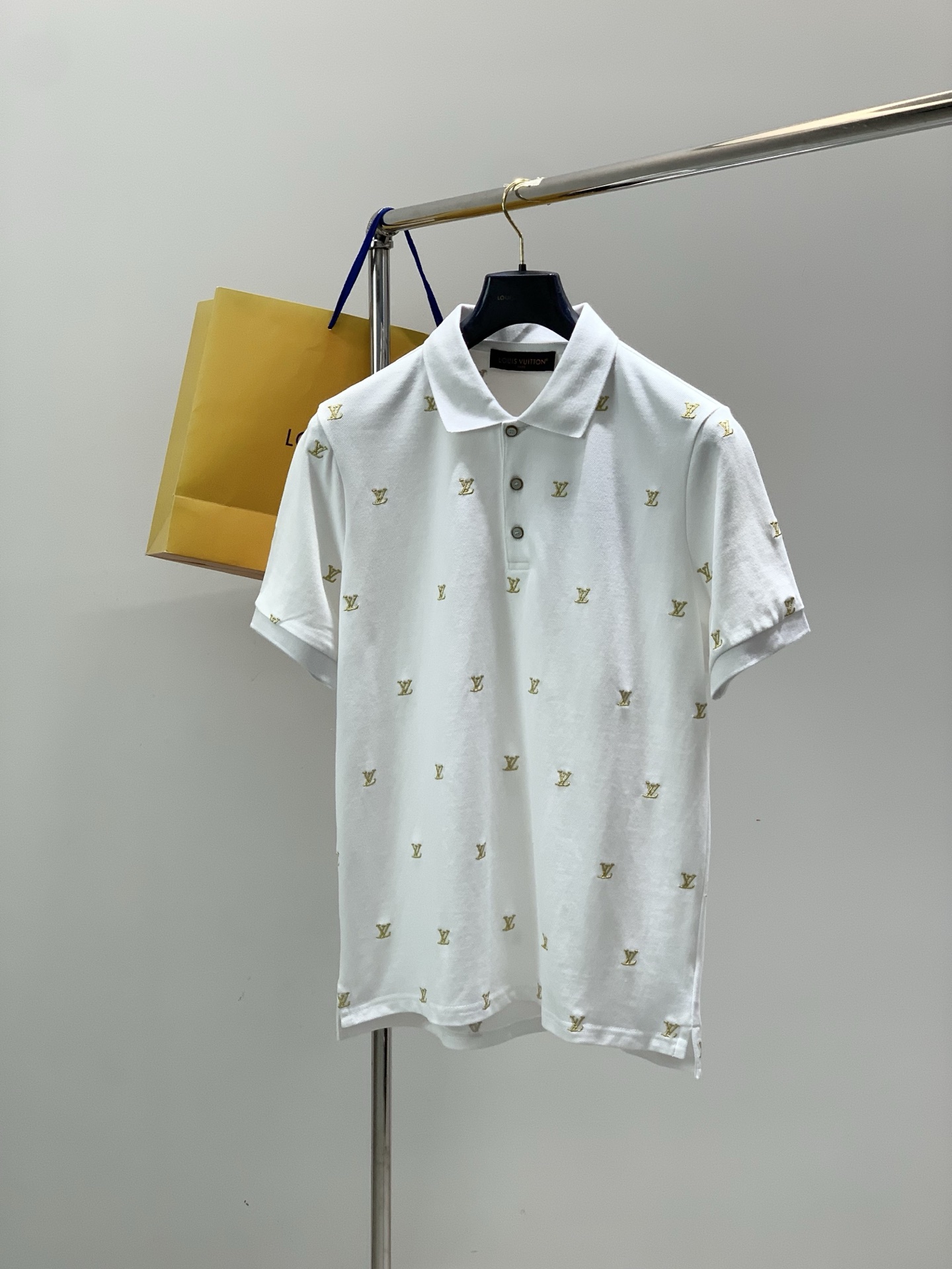 ，LouisVuitton 路易威登，2026夏季最新款，专柜同步有售，原单狠货，时尚休闲翻领短袖T恤，