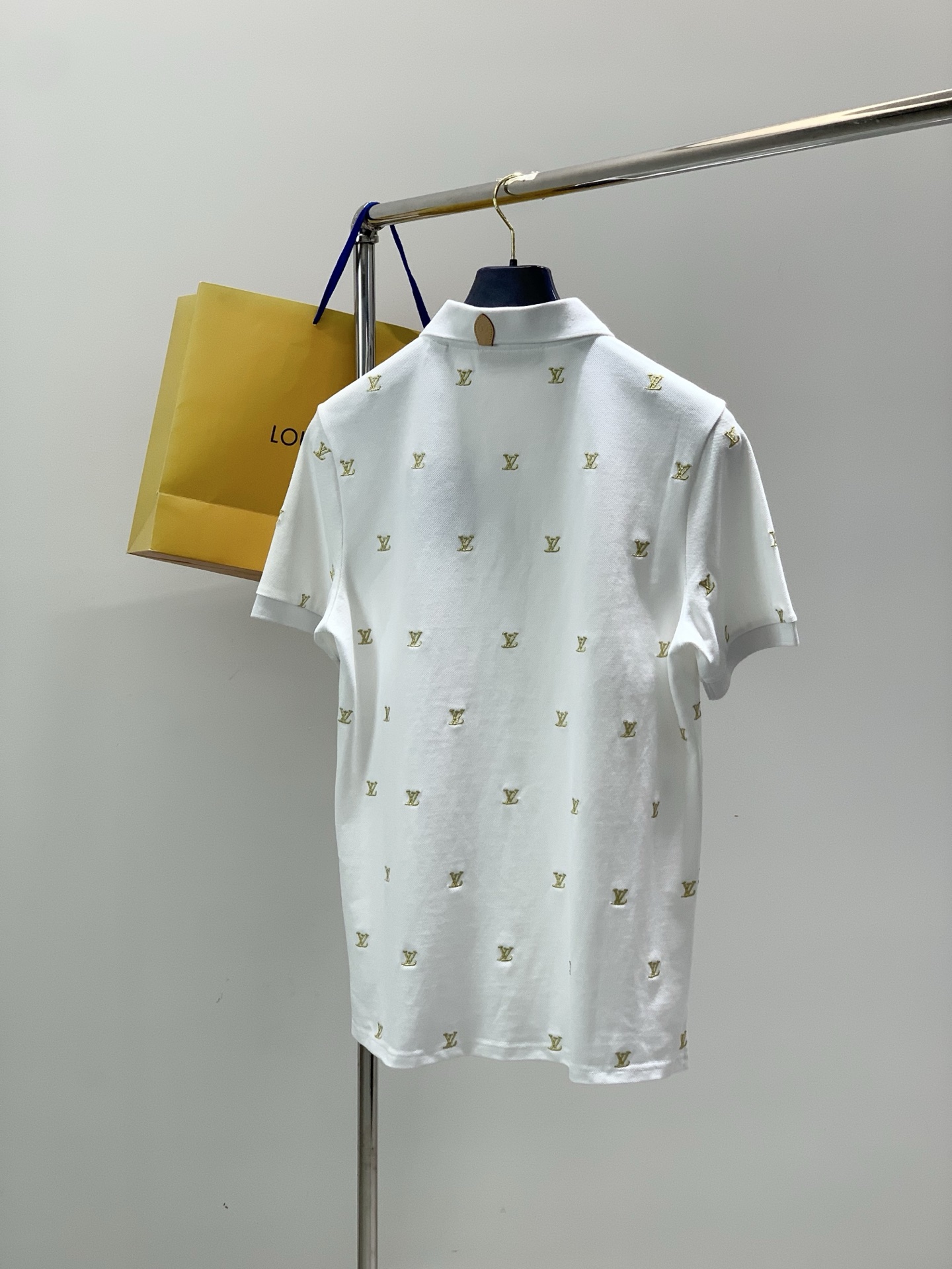 ，LouisVuitton 路易威登，2026夏季最新款，专柜同步有售，原单狠货，时尚休闲翻领短袖T恤，