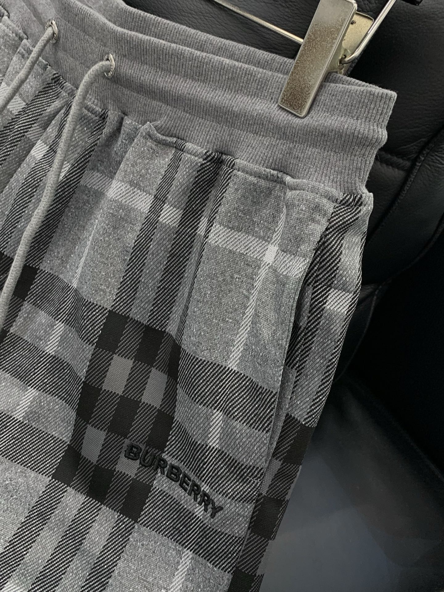 ，Burberry 巴宝莉，2026夏季最新品，专柜同步有售，原单狠货，时尚休闲短裤，进口原版面料，上身