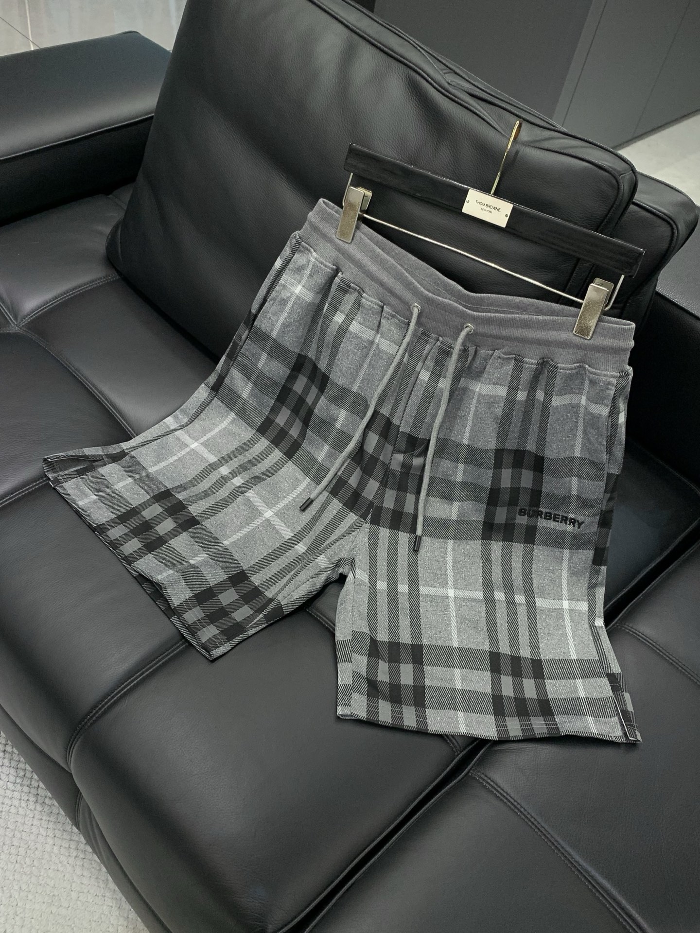 ，Burberry 巴宝莉，2026夏季最新品，专柜同步有售，原单狠货，时尚休闲短裤，进口原版面料，上身
