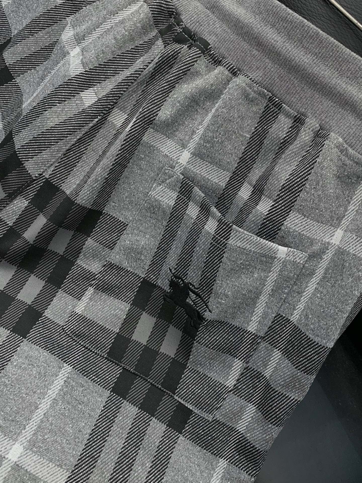 ，Burberry 巴宝莉，2026夏季最新品，专柜同步有售，原单狠货，时尚休闲短裤，进口原版面料，上身