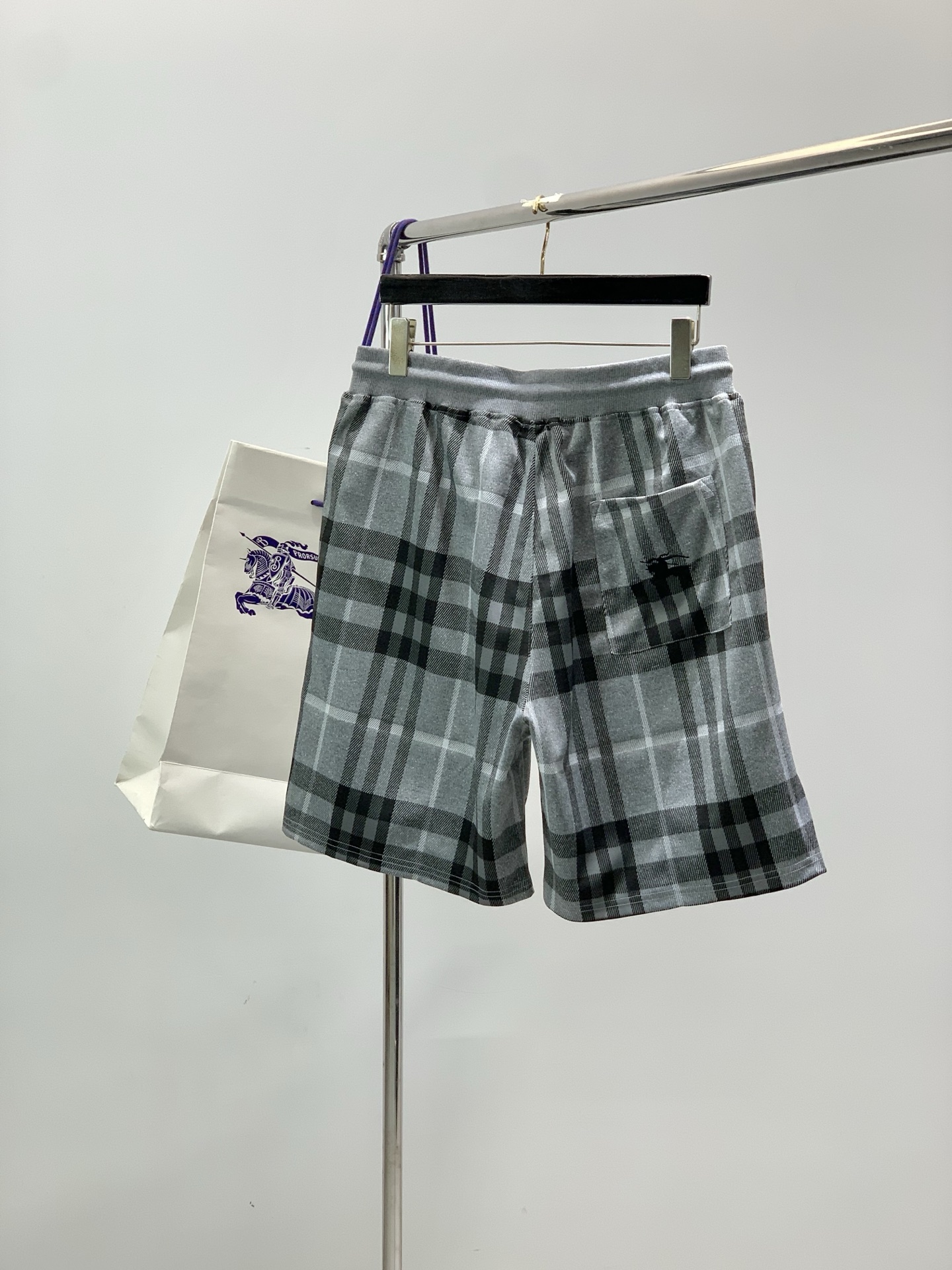，Burberry 巴宝莉，2026夏季最新品，专柜同步有售，原单狠货，时尚休闲短裤，进口原版面料，上身