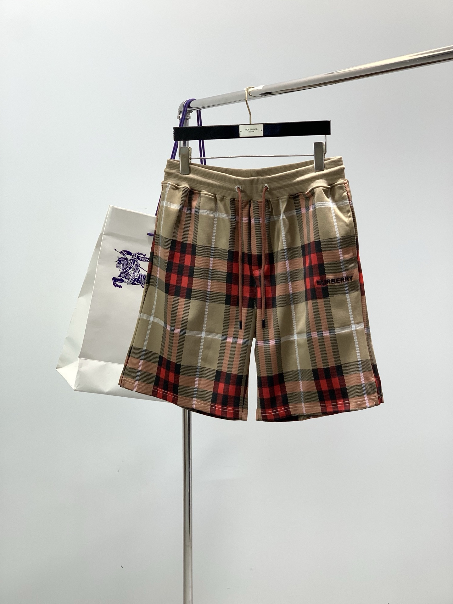 ，Burberry 巴宝莉，2026夏季最新品，专柜同步有售，原单狠货，时尚休闲短裤，进口原版面料，上身