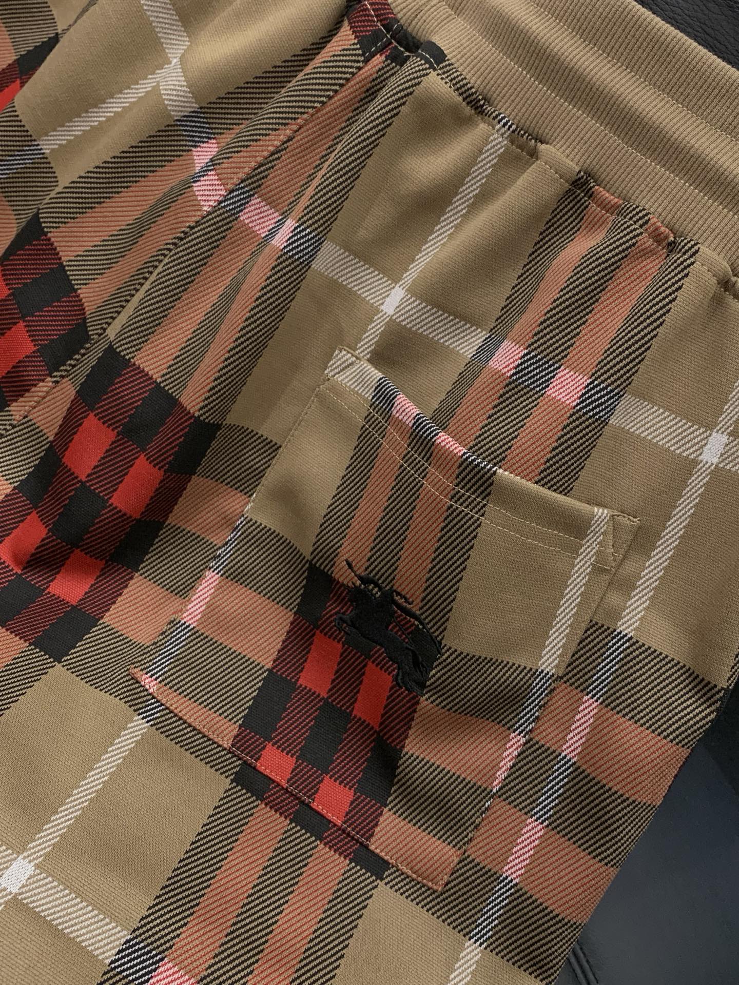 ，Burberry 巴宝莉，2026夏季最新品，专柜同步有售，原单狠货，时尚休闲短裤，进口原版面料，上身