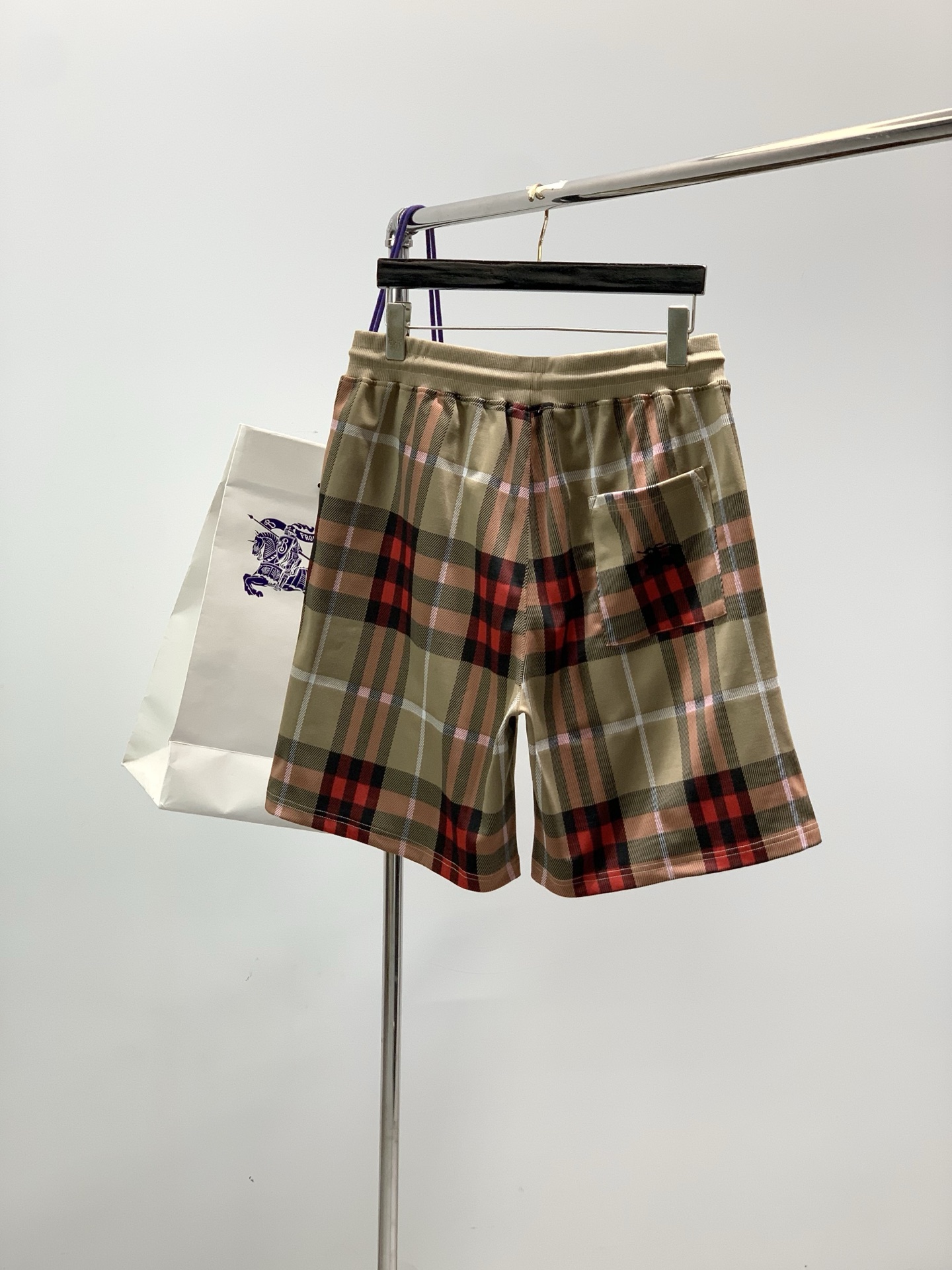 ，Burberry 巴宝莉，2026夏季最新品，专柜同步有售，原单狠货，时尚休闲短裤，进口原版面料，上身