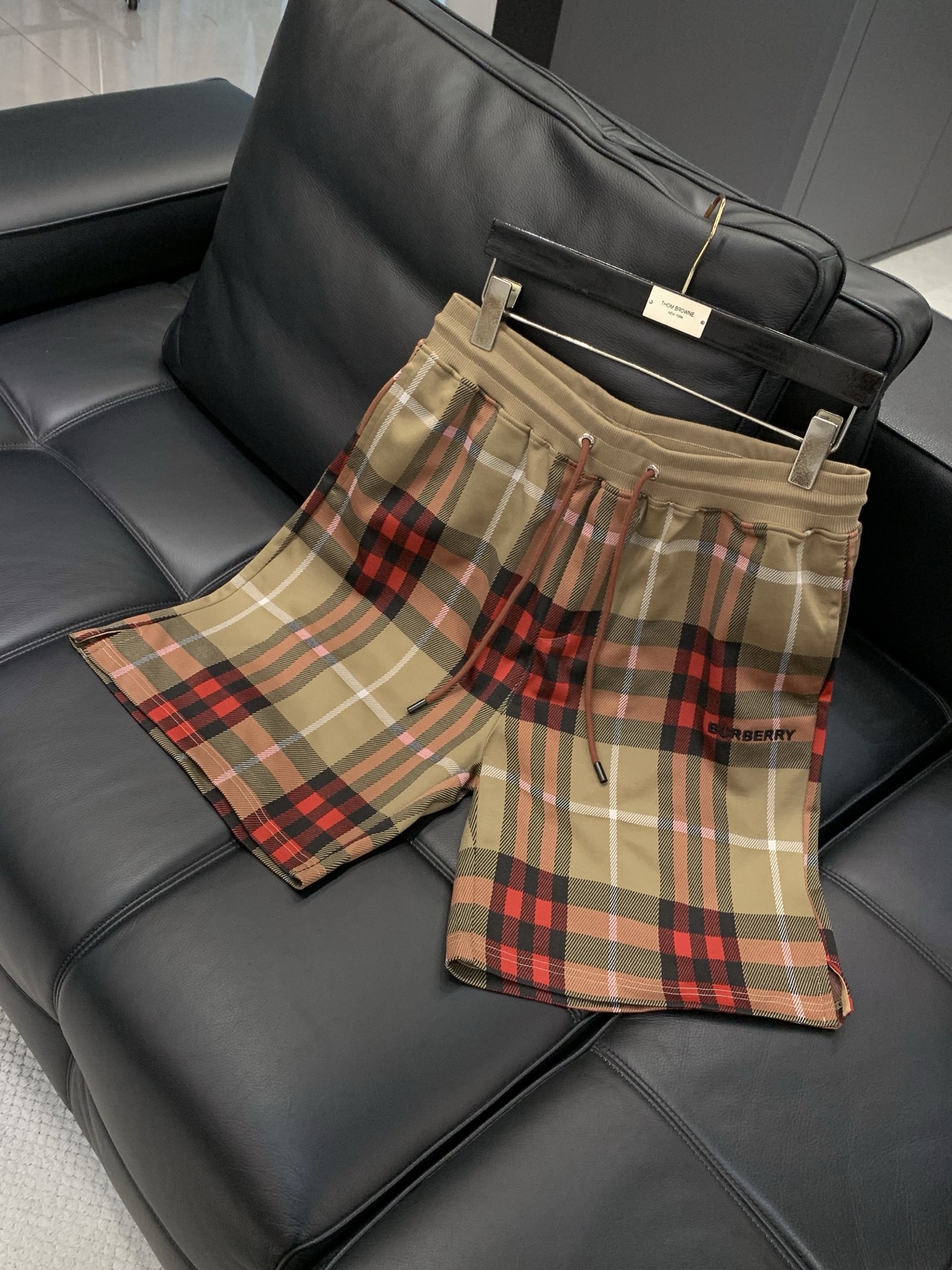 ，Burberry 巴宝莉，2026夏季最新品，专柜同步有售，原单狠货，时尚休闲短裤，进口原版面料，上身