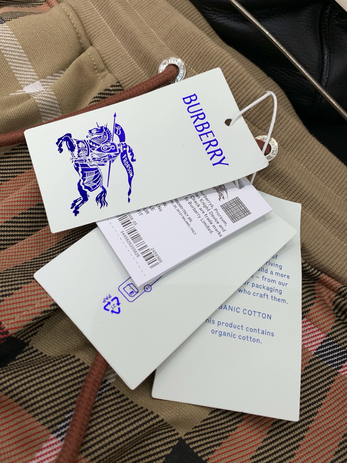 ，Burberry 巴宝莉，2026夏季最新品，专柜同步有售，原单狠货，时尚休闲短裤，进口原版面料，上身