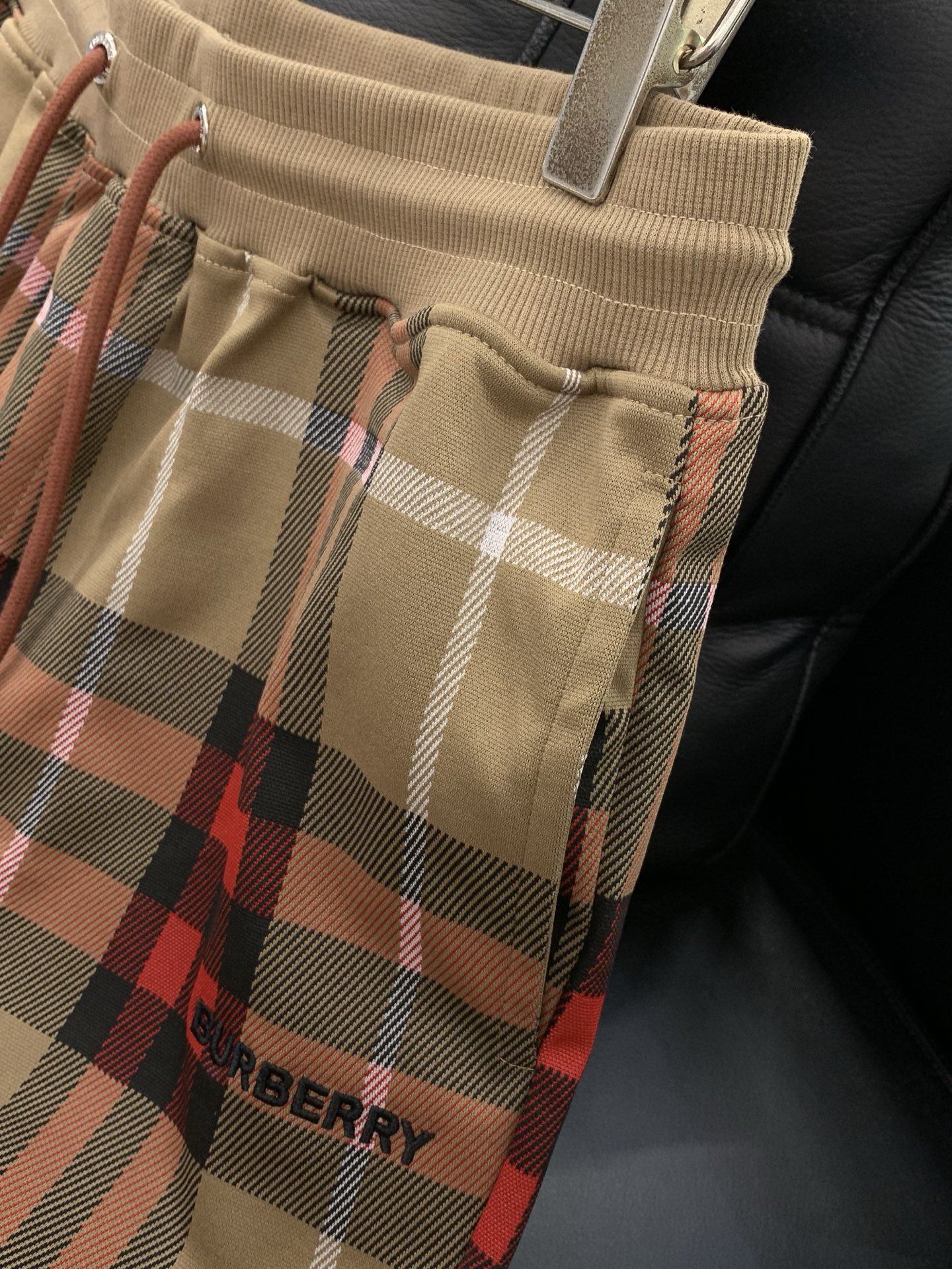 ，Burberry 巴宝莉，2026夏季最新品，专柜同步有售，原单狠货，时尚休闲短裤，进口原版面料，上身