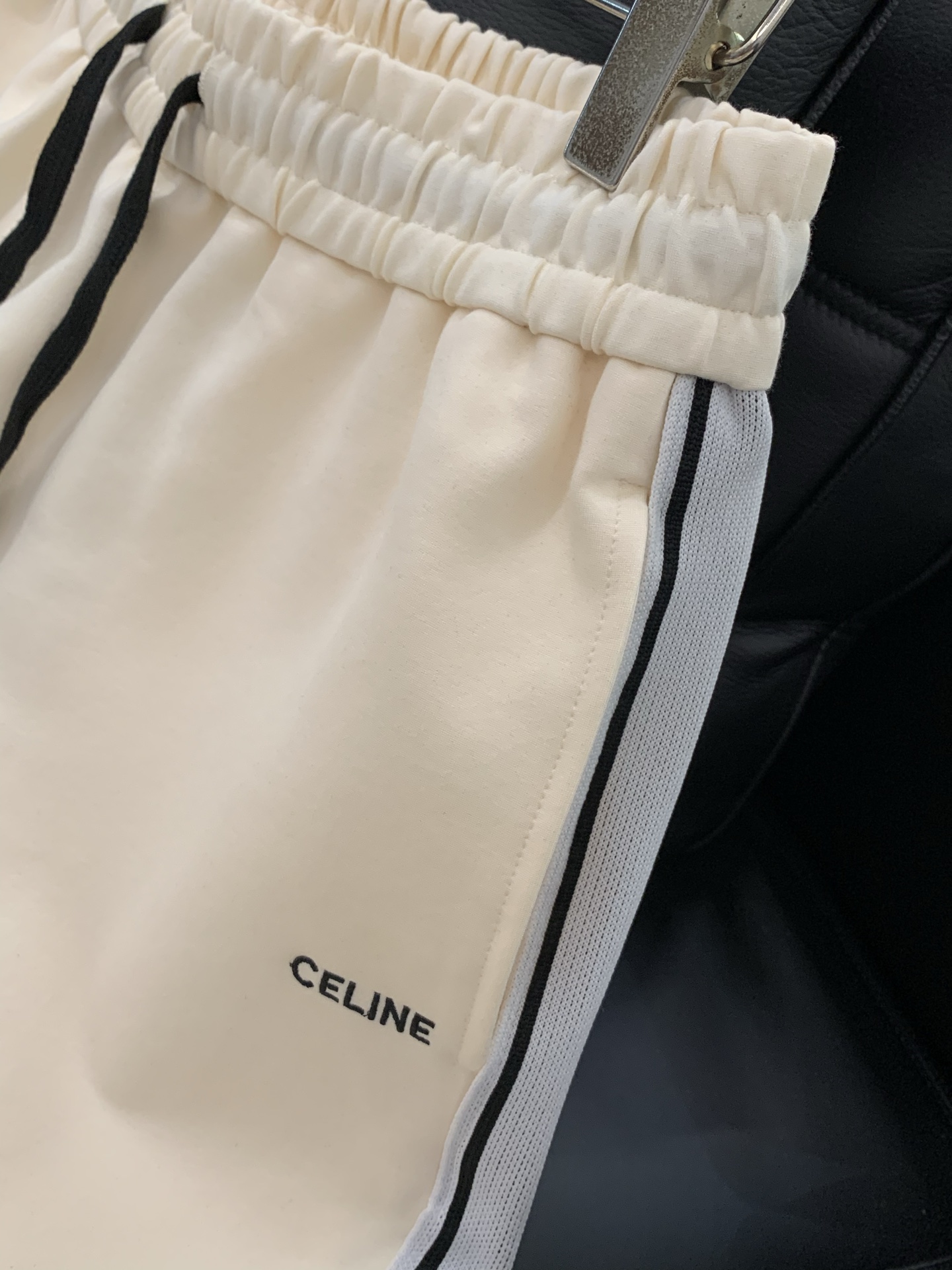 ，Celine 瑟琳，2026夏季新品，专柜同步有售，原单狠货，时尚休闲短裤，采用进口原版面料，顶级刺绣