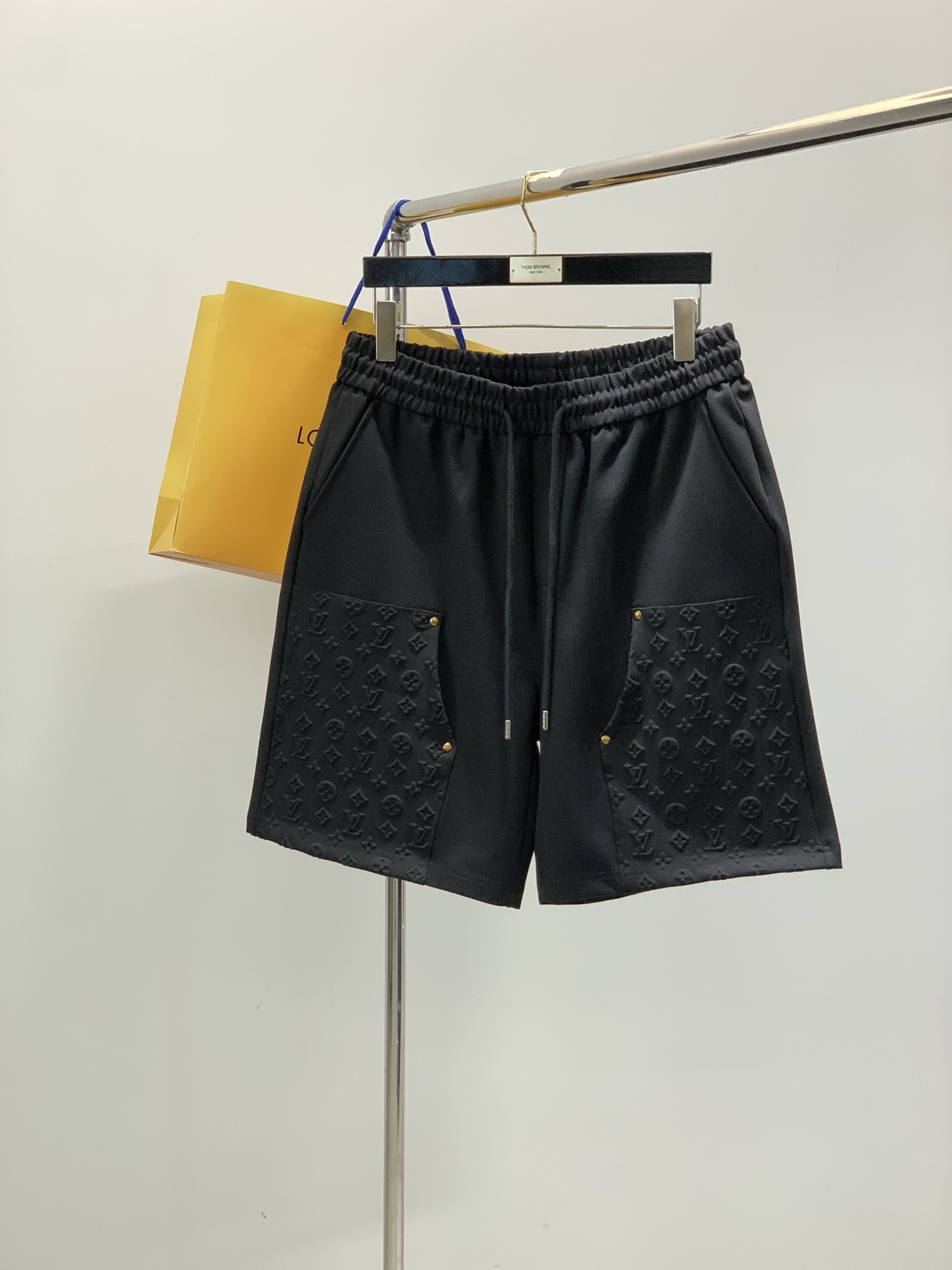 ，LouisVuitton 路易威登，2026夏季最新款，专柜同步有售，原单狠货，时尚休闲短裤，上身很有