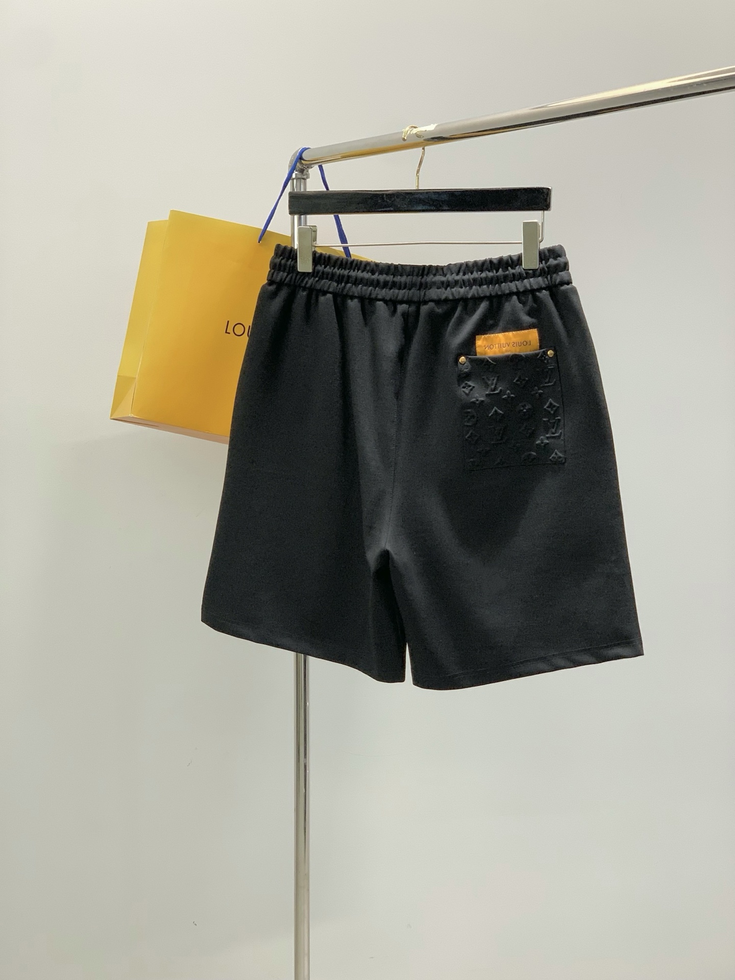 ，LouisVuitton 路易威登，2026夏季最新款，专柜同步有售，原单狠货，时尚休闲短裤，上身很有