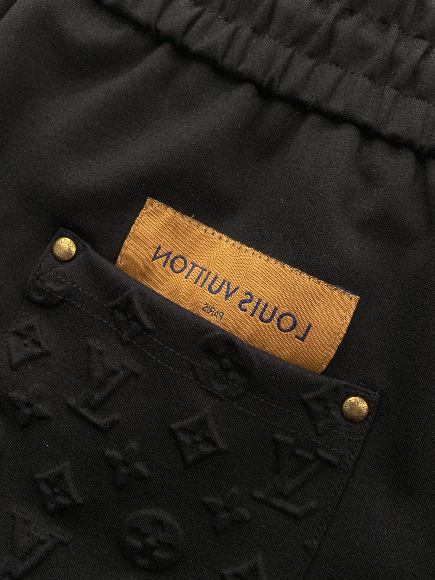 ，LouisVuitton 路易威登，2026夏季最新款，专柜同步有售，原单狠货，时尚休闲短裤，上身很有