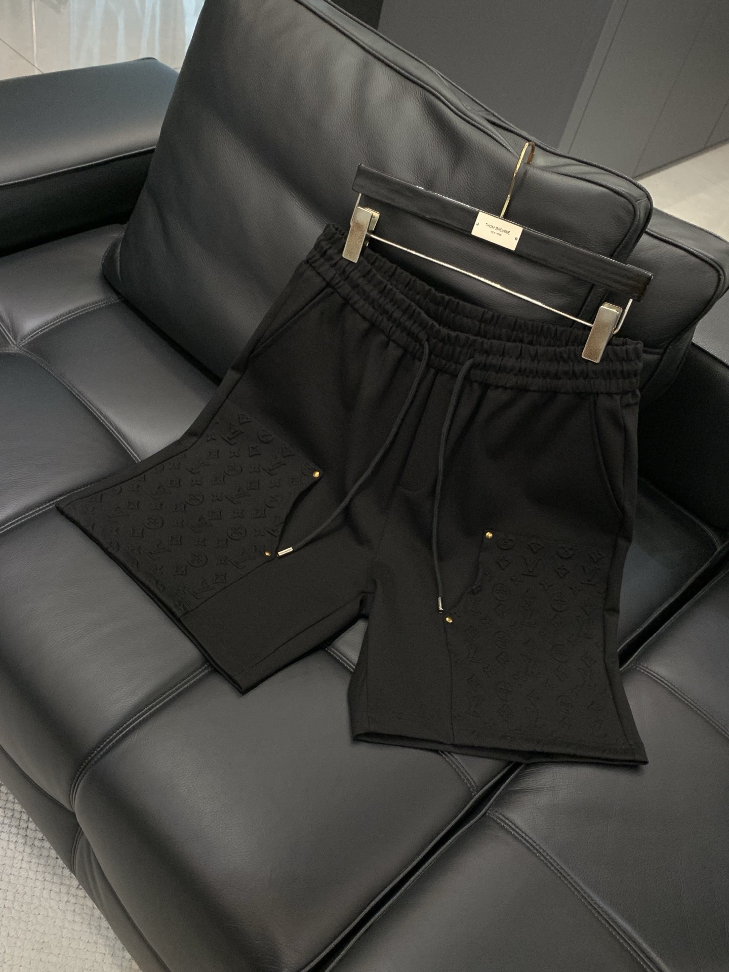 ，LouisVuitton 路易威登，2026夏季最新款，专柜同步有售，原单狠货，时尚休闲短裤，上身很有