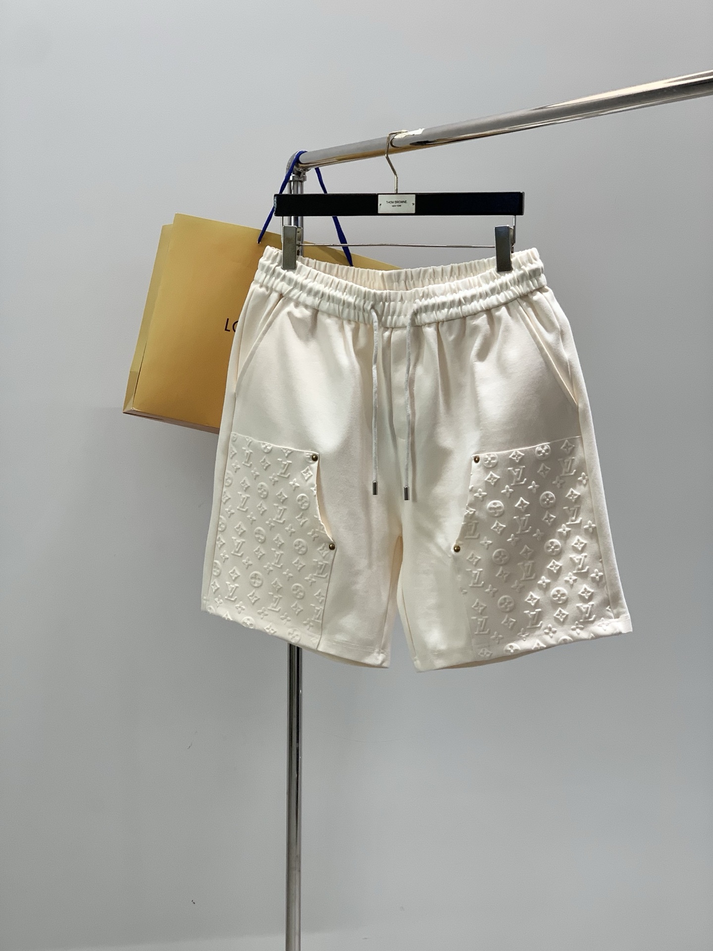 ，LouisVuitton 路易威登，2026夏季最新款，专柜同步有售，原单狠货，时尚休闲短裤，上身很有