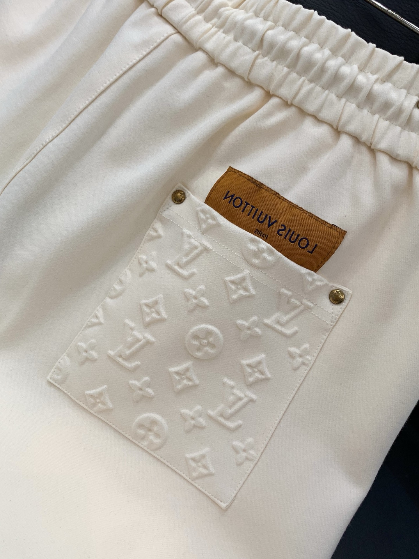，LouisVuitton 路易威登，2026夏季最新款，专柜同步有售，原单狠货，时尚休闲短裤，上身很有