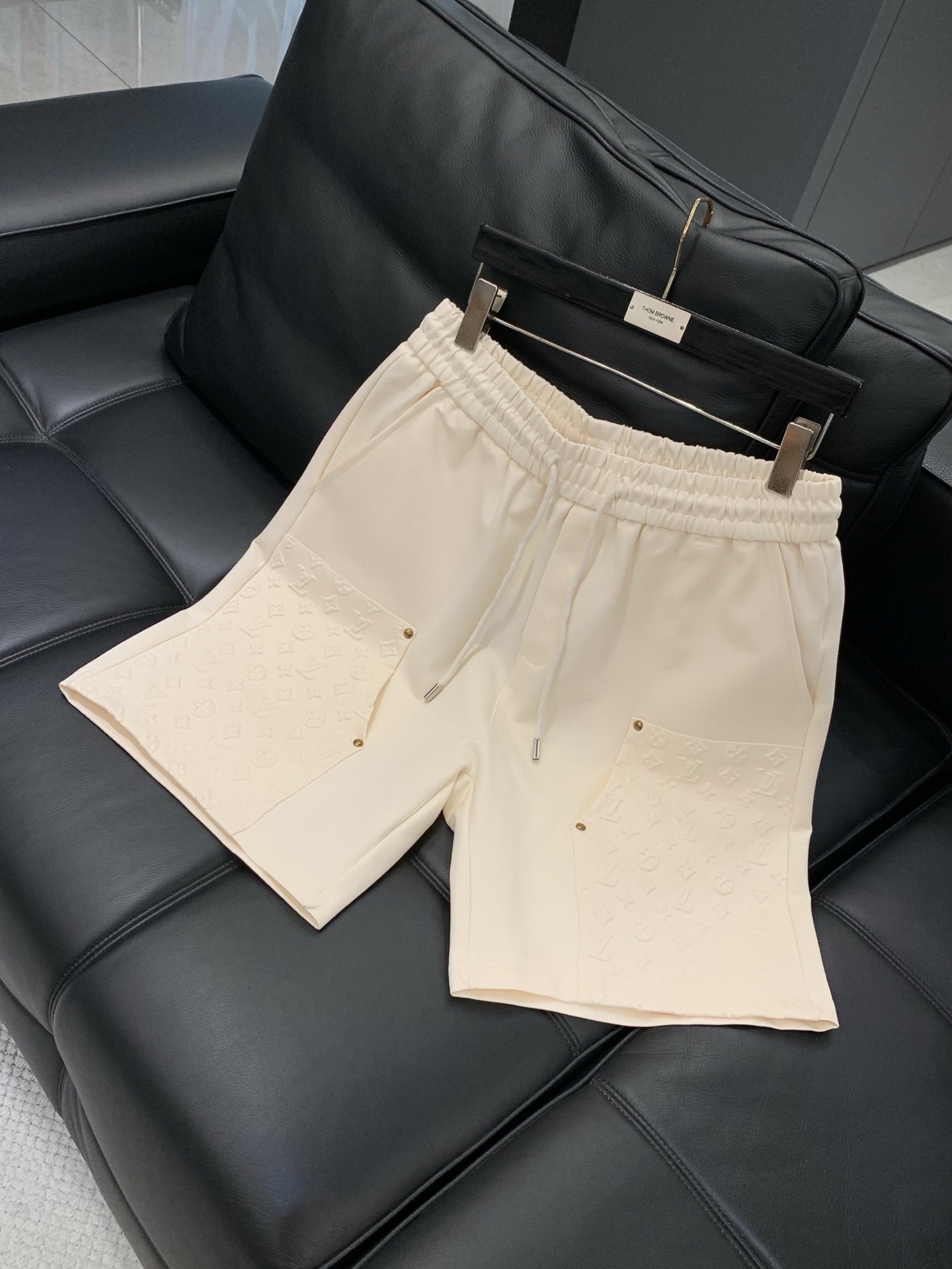 ，LouisVuitton 路易威登，2026夏季最新款，专柜同步有售，原单狠货，时尚休闲短裤，上身很有