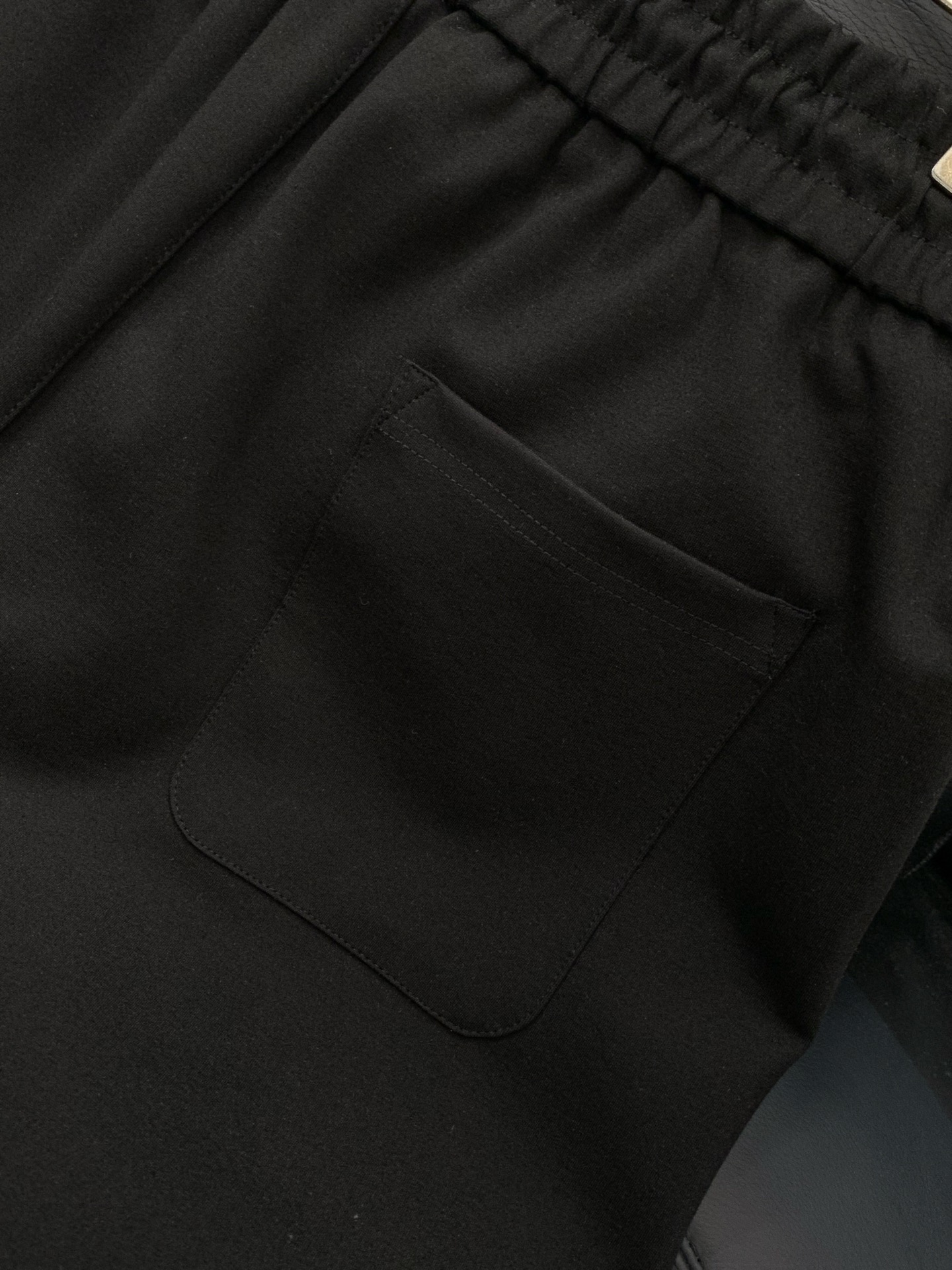 ，Fendi 芬迪，2026夏季最新品，专柜同步有售，原单狠货，时尚休闲短裤，进口原版面料，舒适有弹性，