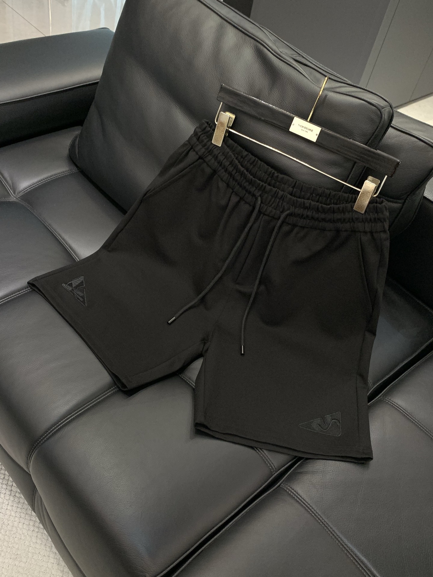 ，Fendi 芬迪，2026夏季最新品，专柜同步有售，原单狠货，时尚休闲短裤，进口原版面料，舒适有弹性，