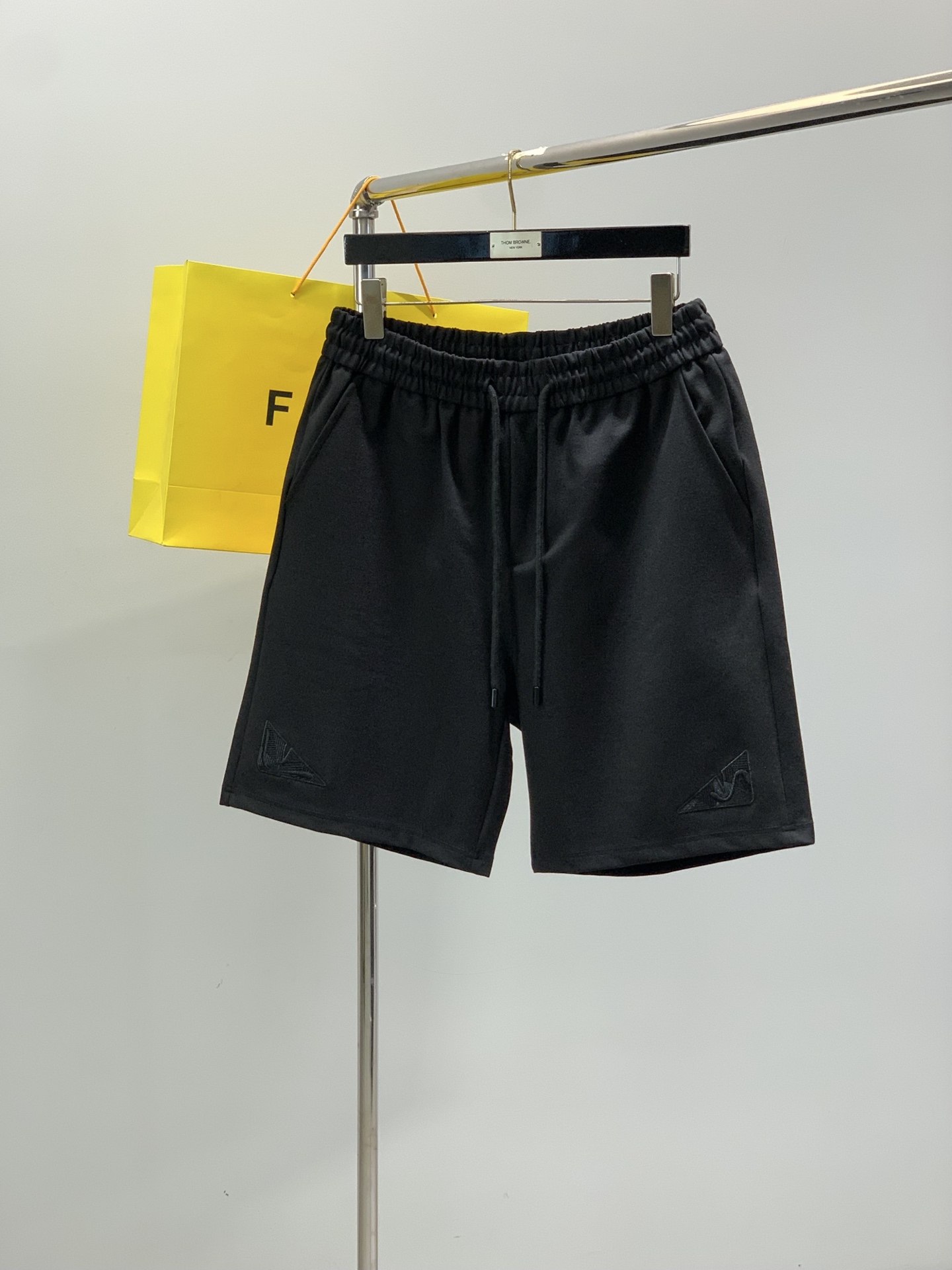 ，Fendi 芬迪，2026夏季最新品，专柜同步有售，原单狠货，时尚休闲短裤，进口原版面料，舒适有弹性，