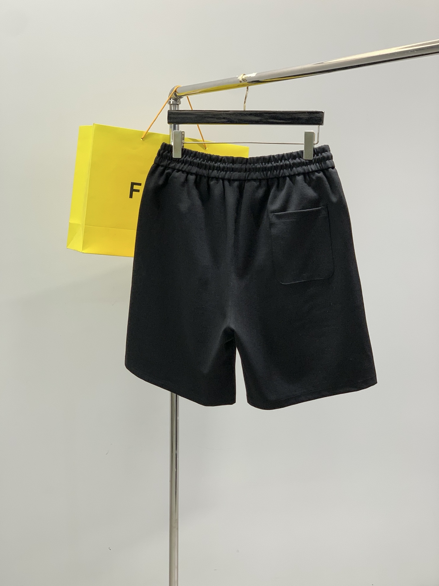 ，Fendi 芬迪，2026夏季最新品，专柜同步有售，原单狠货，时尚休闲短裤，进口原版面料，舒适有弹性，