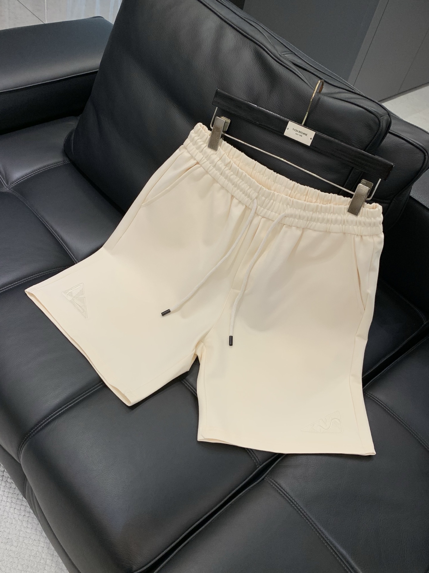 ，LouisVuitton 路易威登，2026夏季最新款，专柜同步有售，原单狠货，时尚休闲短裤，上身很有