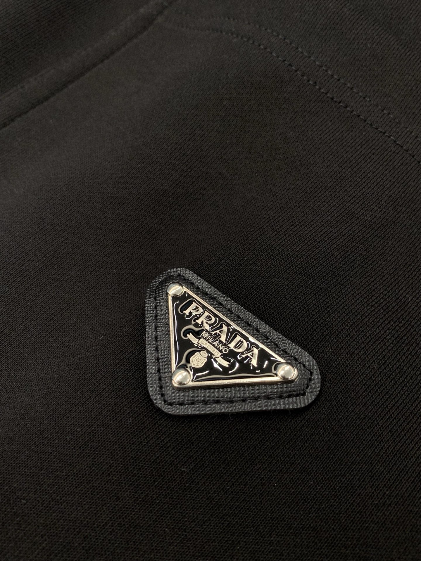 PRADA 普拉达，2026夏季最新品，专柜同步有售，时尚休闲短裤，进口原版面料，做工极为复杂，唯一可以