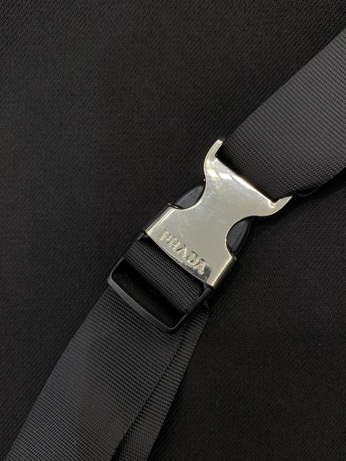 PRADA 普拉达，2026夏季最新品，专柜同步有售，时尚休闲短裤，进口原版面料，做工极为复杂，唯一可以