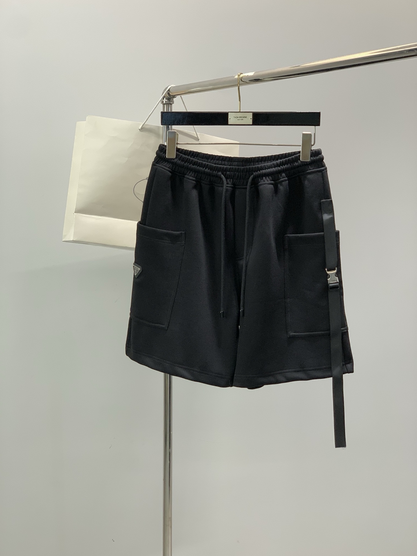 NO:914403,, PRADA Prada, the latest summer product of 2026, available at counters simultaneously, fashionable casual shorts, imported original fabrics, extremely complex workmanship, the only channel that can be used as a purchasing agent, top-grade lamination technology letter pattern logo, original hardware accessories decoration, extremely high-grade, comfortable and versatile, handsome and stylish upper body, size M-2XL,, prada, prada, shorts,19860909,PRADA 普拉达,2026夏季最新品,专柜同步有售,时尚休闲短裤,进口原版面料,做工极为复杂,唯一可以做代购级别的渠道狠货,顶级压胶工艺字母图案logo,原版五金辅料装饰,档次极高,舒适百搭,上身帅气有型,码数M-2XL,,prada,prada,shorts,,Men's clothing