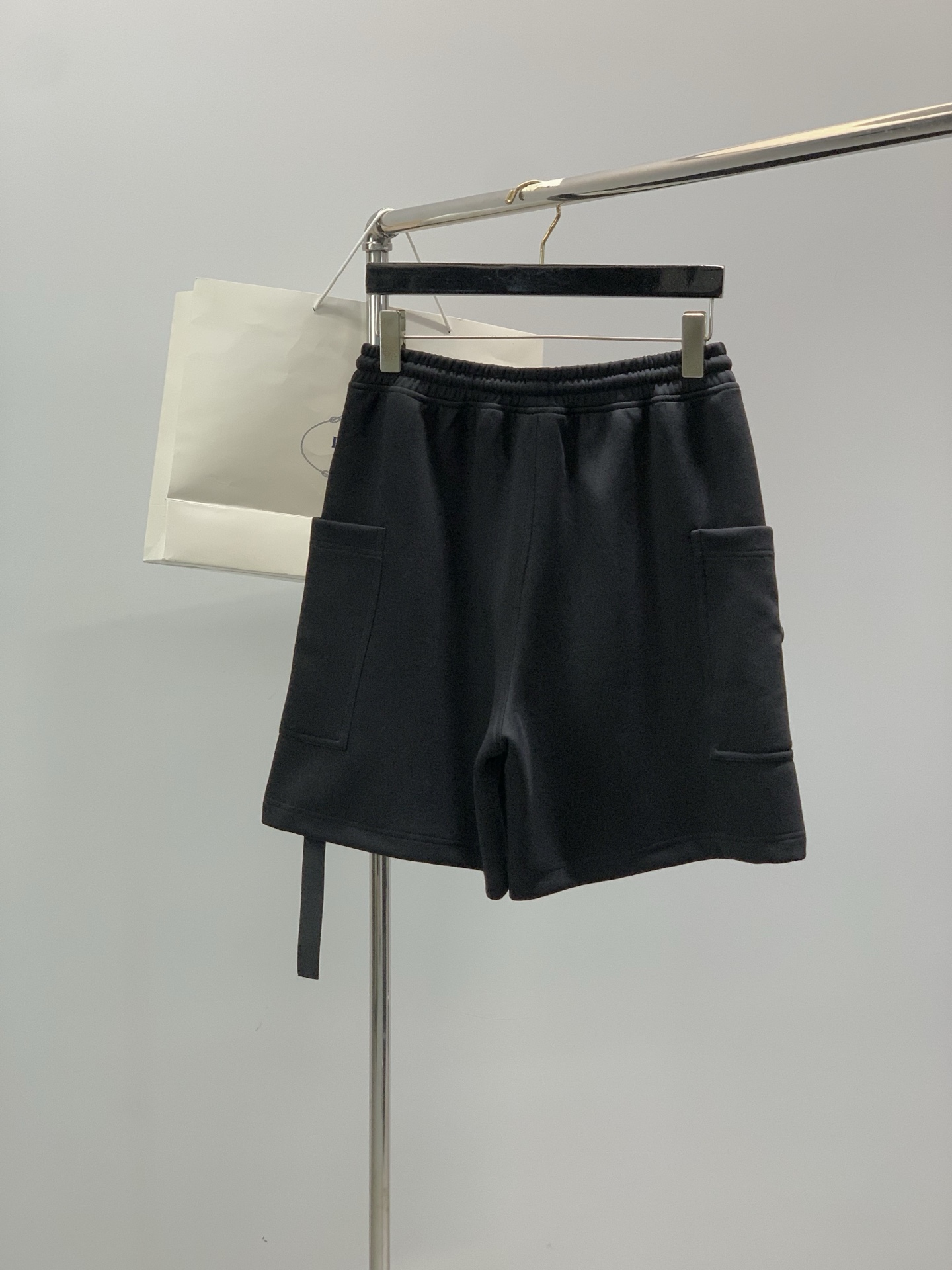 PRADA 普拉达，2026夏季最新品，专柜同步有售，时尚休闲短裤，进口原版面料，做工极为复杂，唯一可以