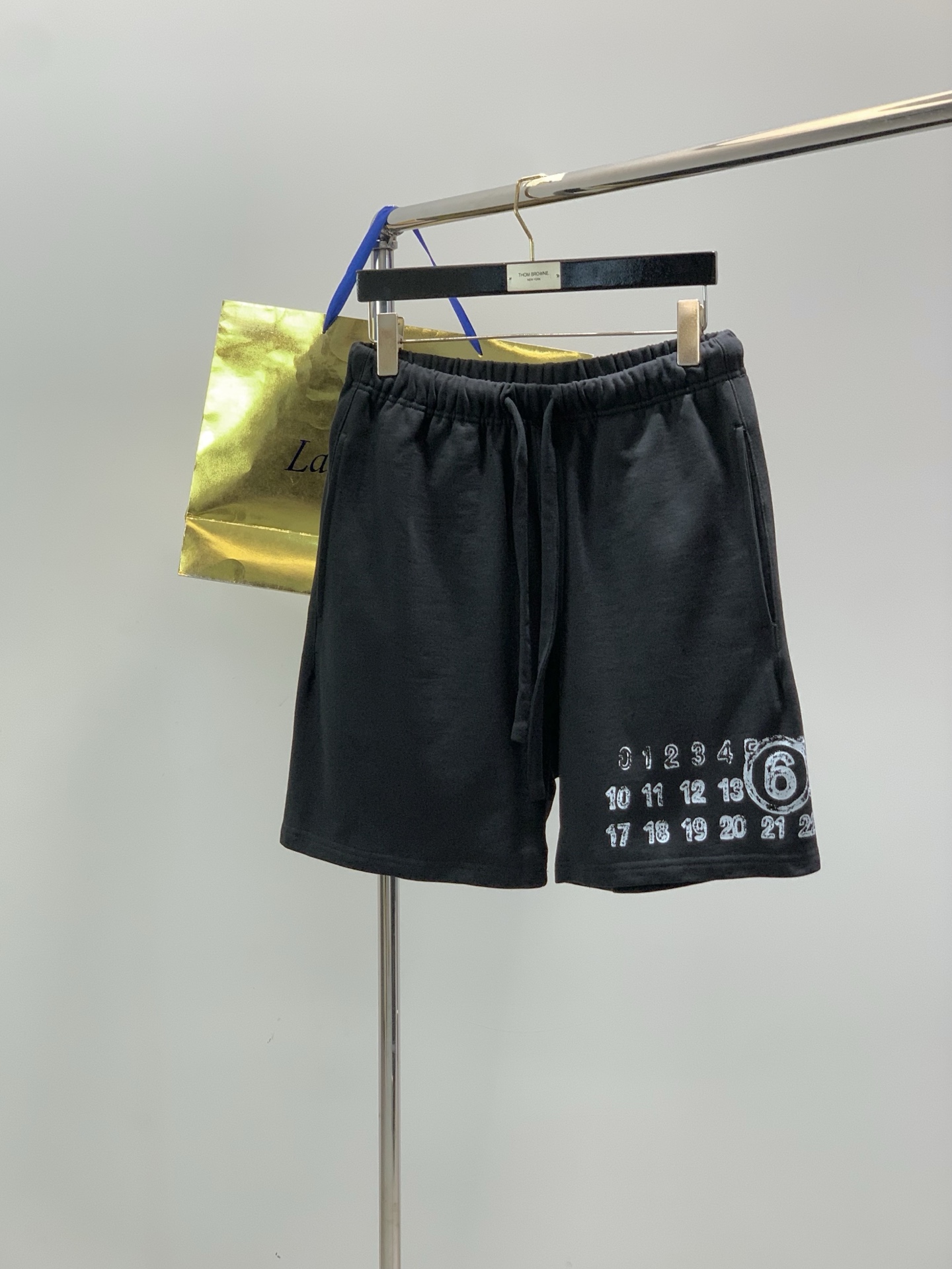 NO:914401,, Maison Margiela, 2026 summer latest product, fashionable casual shorts, available at counters, original order, imported original fabric, excellent comfort, top printing technology letter pattern logo, original hardware accessories decoration, extremely high grade, easy to match, handsome and stylish upper body, 2 colors recommended, size M-2XL,, masion margiela, shorts,19860909,Maison Margiela马吉拉,2026夏季最新品,时尚休闲短裤,专柜同步有售,原单狠货,采用进口原版面料,舒适度极佳,顶级印花工艺字母图案logo,原版五金辅料装饰,档次极高,从容百搭,上身帅气有型,2色推荐,码数M-2XL,,masion margiela,shorts,,Men's clothing
