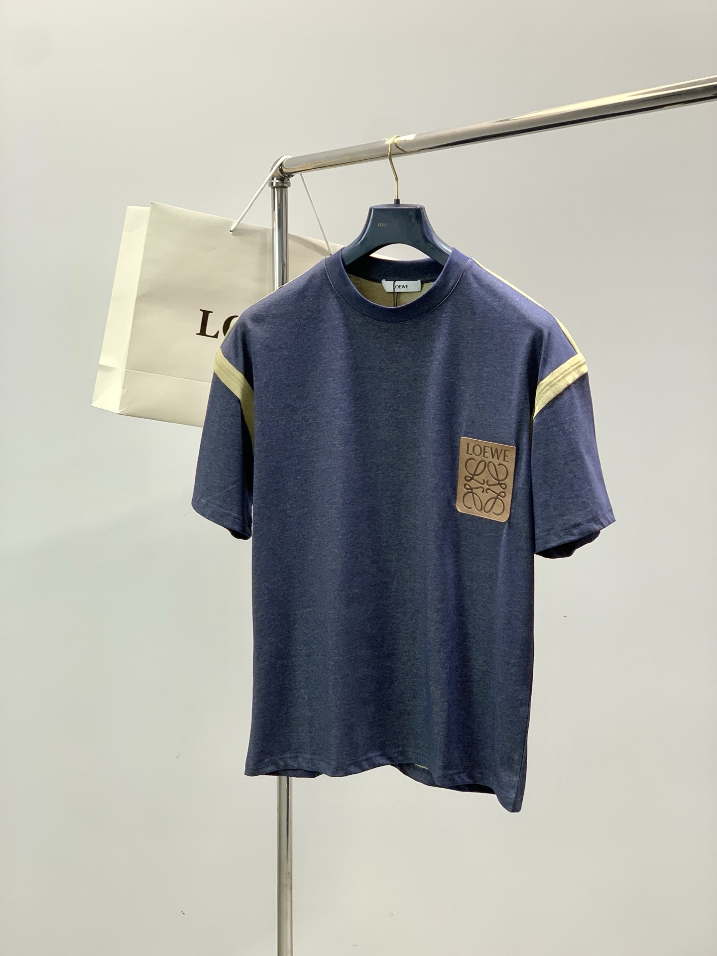 NO:914394,One set, Loewe, the latest model for summer 2026, available at counters simultaneously, original order, fashionable and casual round neck short-sleeved suit, the upper body is very unique!  Eye-catching and bright, imported original fabrics, top-notch printing technology, letter pattern decoration Logo, simple yet fashionable, classic atmosphere, comfortable and breathable, handsome and stylish upper body, 3 colors recommended, size M-3Xl,, loewe, loewe, T-shirt,19860909一套,Loewe 罗意威,2026夏季最新款,专柜同步有售,原单狠货,时尚休闲圆领短袖套装,上身很有特点！吸睛而有亮点,进口原版面料,顶级印花工艺字母图案装饰Logo,简单而不失时尚,经典大气,舒适透气,上身帅气有型,3色推荐,码数M-3Xl,,loewe,loewe,T-shirt,,Men's clothing