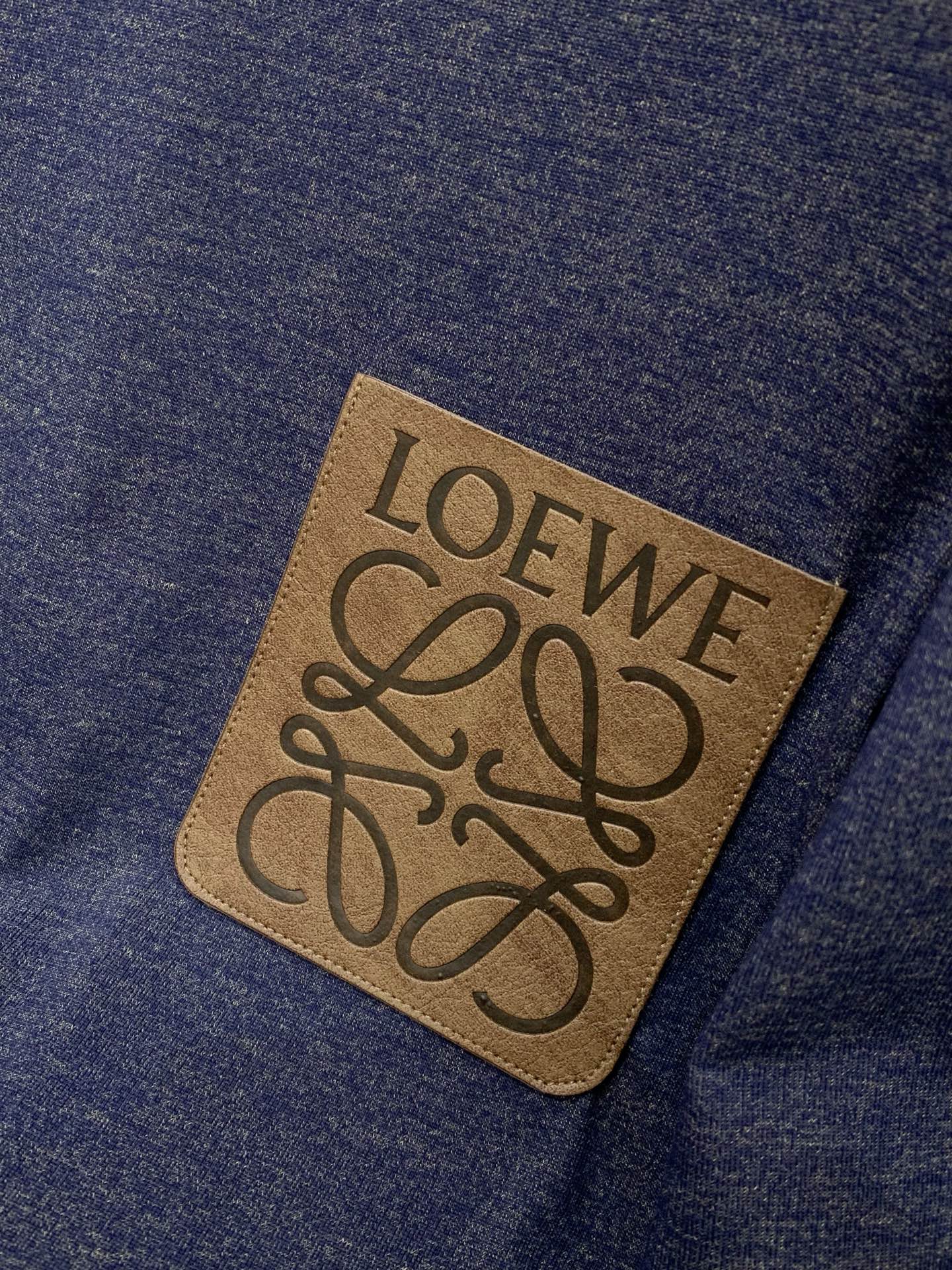 一套，Loewe 罗意威，2026夏季最新款，专柜同步有售，原单狠货，时尚休闲圆领短袖套装，上身很有特点