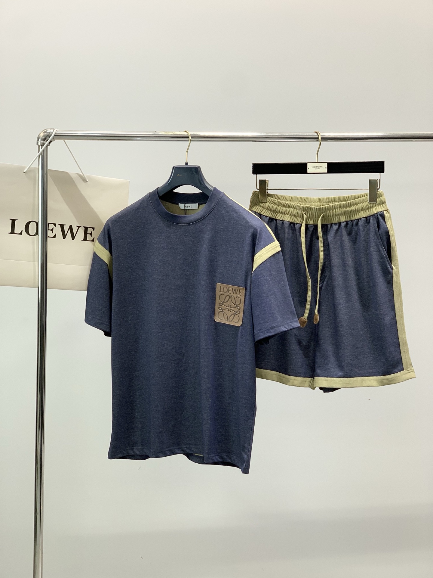 一套，Loewe 罗意威，2026夏季最新款，专柜同步有售，原单狠货，时尚休闲圆领短袖套装，上身很有特点