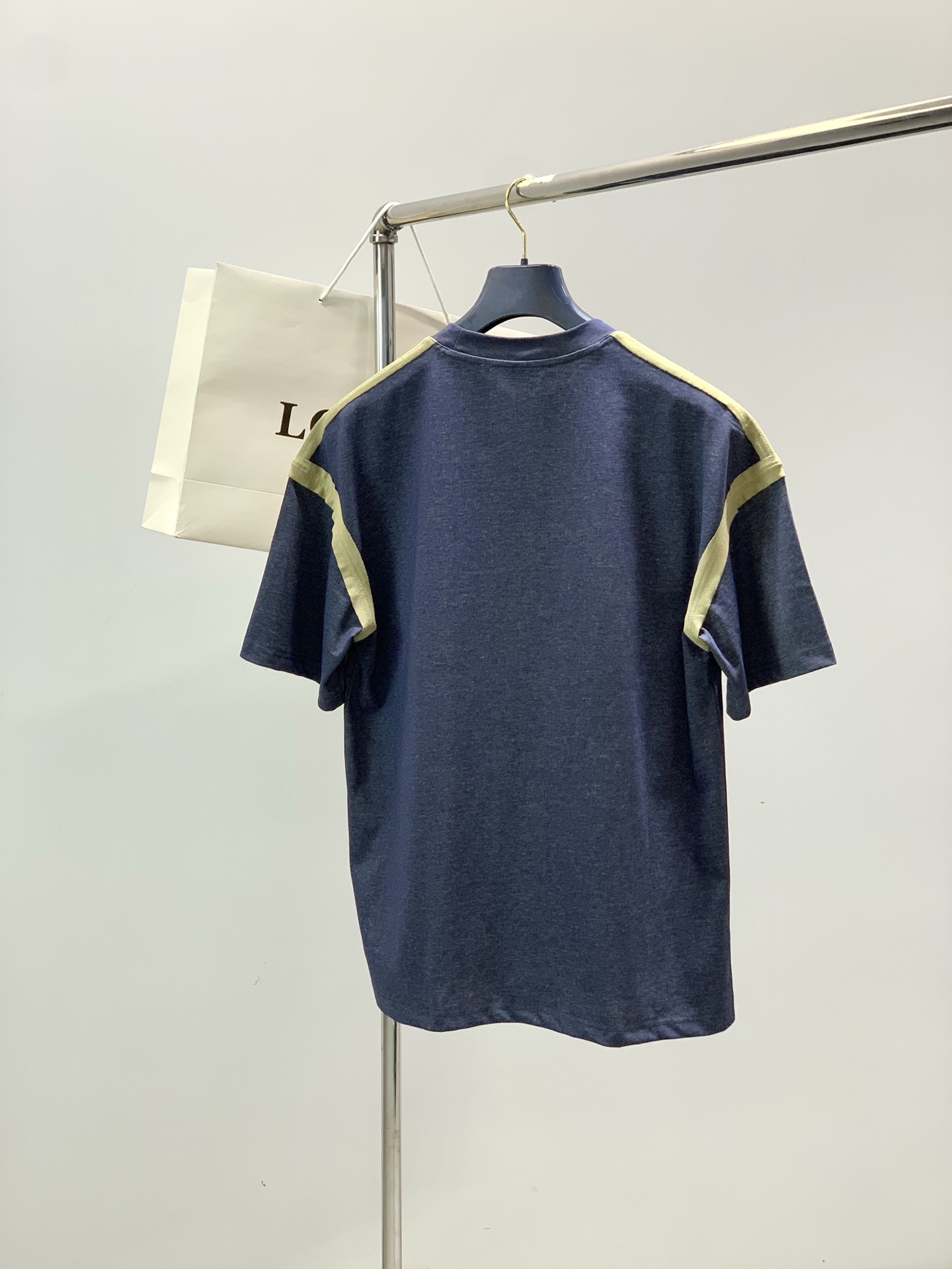 一套，Loewe 罗意威，2026夏季最新款，专柜同步有售，原单狠货，时尚休闲圆领短袖套装，上身很有特点