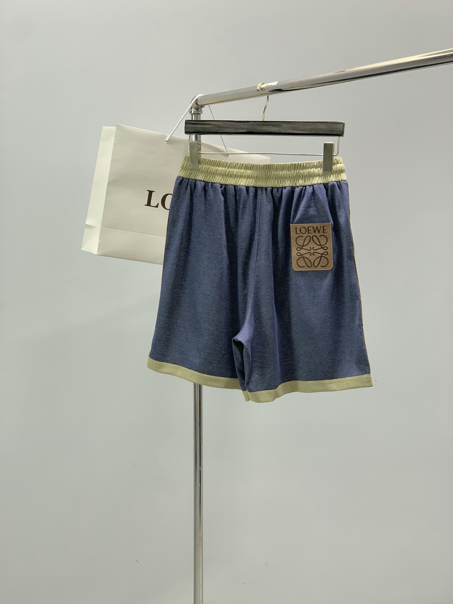一套，Loewe 罗意威，2026夏季最新款，专柜同步有售，原单狠货，时尚休闲圆领短袖套装，上身很有特点