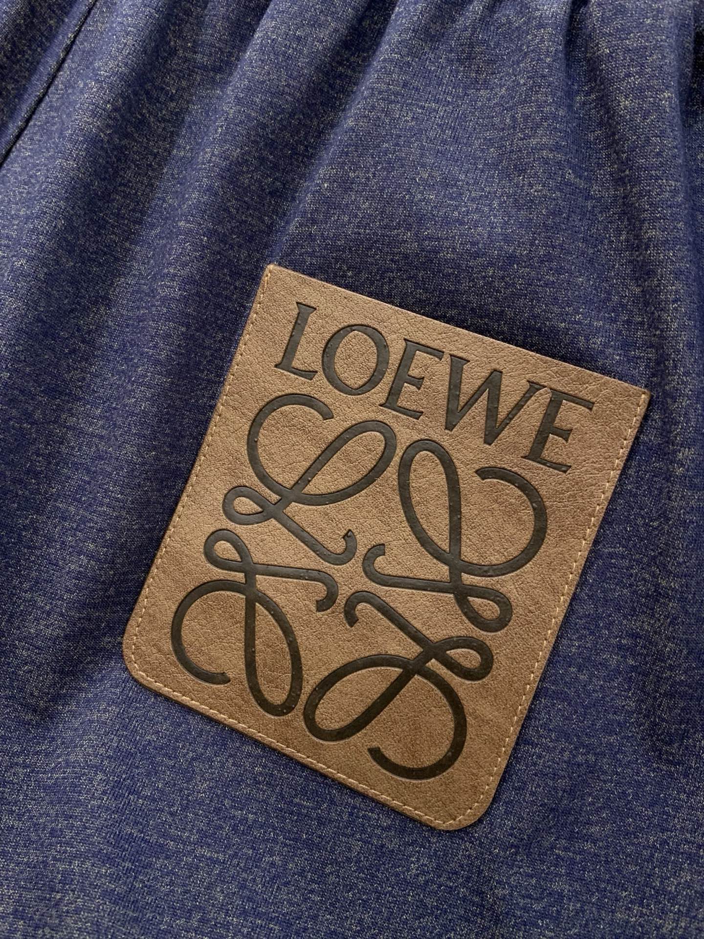 一套，Loewe 罗意威，2026夏季最新款，专柜同步有售，原单狠货，时尚休闲圆领短袖套装，上身很有特点