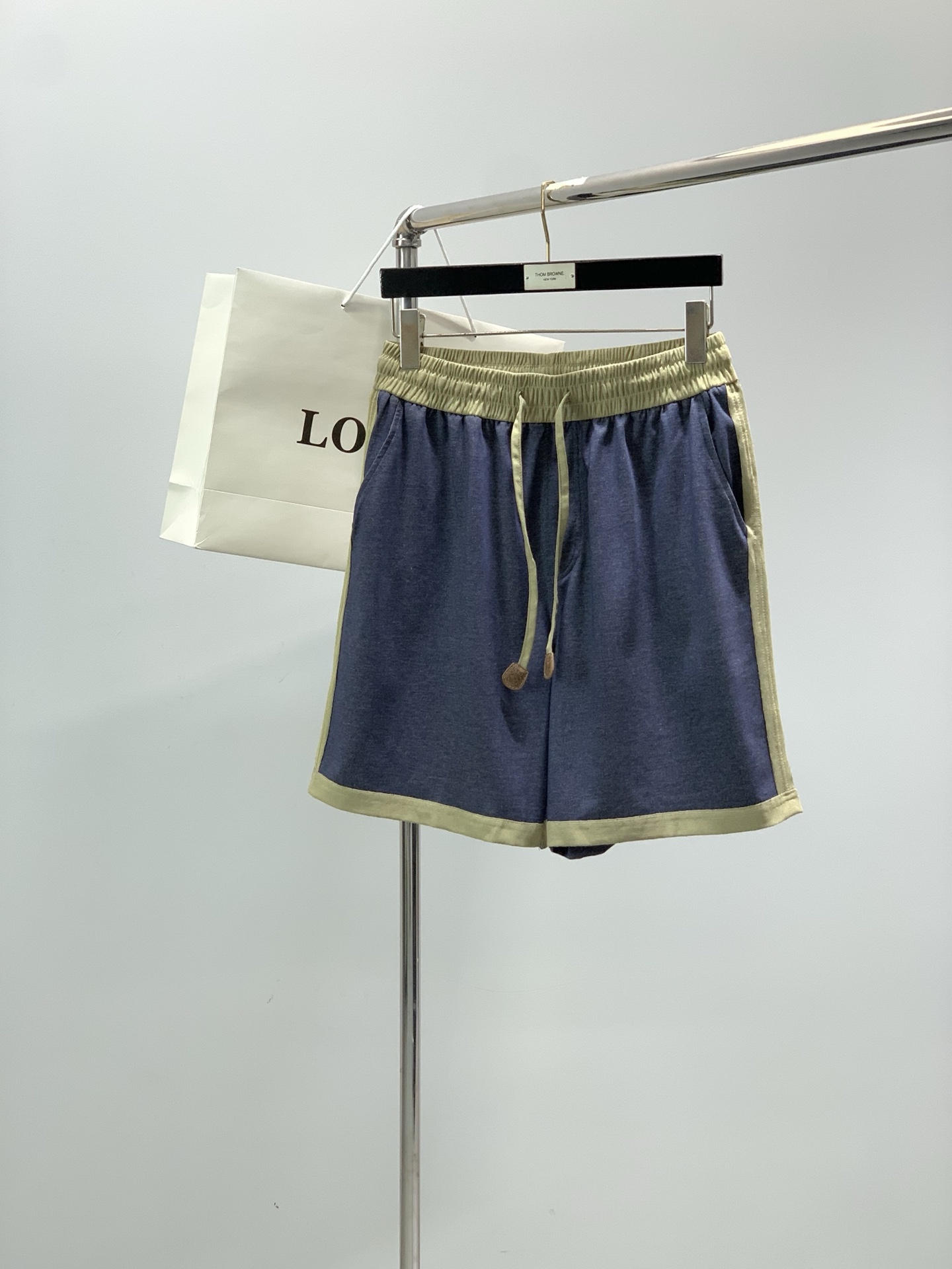 一套，Loewe 罗意威，2026夏季最新款，专柜同步有售，原单狠货，时尚休闲圆领短袖套装，上身很有特点