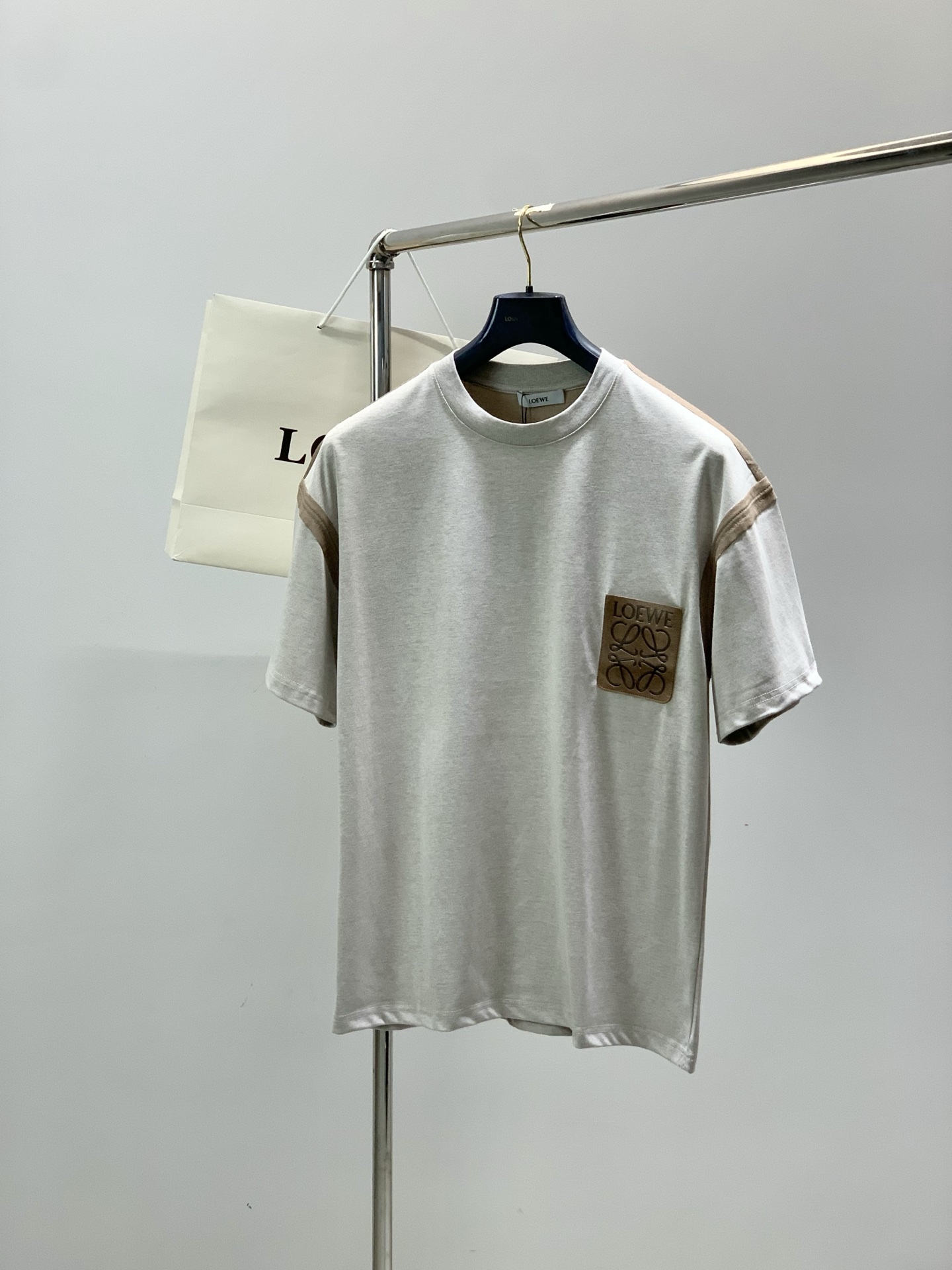 NO:914396,One set, Loewe, the latest model for summer 2026, available at counters simultaneously, original order, fashionable and casual round neck short-sleeved suit, the upper body is very unique!  Eye-catching and bright, imported original fabrics, top-notch printing technology, letter pattern decoration Logo, simple yet fashionable, classic atmosphere, comfortable and breathable, handsome and stylish upper body, 3 colors recommended, size M-3Xl,, loewe, loewe, T-shirt,19860909一套,Loewe 罗意威,2026夏季最新款,专柜同步有售,原单狠货,时尚休闲圆领短袖套装,上身很有特点！吸睛而有亮点,进口原版面料,顶级印花工艺字母图案装饰Logo,简单而不失时尚,经典大气,舒适透气,上身帅气有型,3色推荐,码数M-3Xl,,loewe,loewe,T-shirt,,Men's clothing