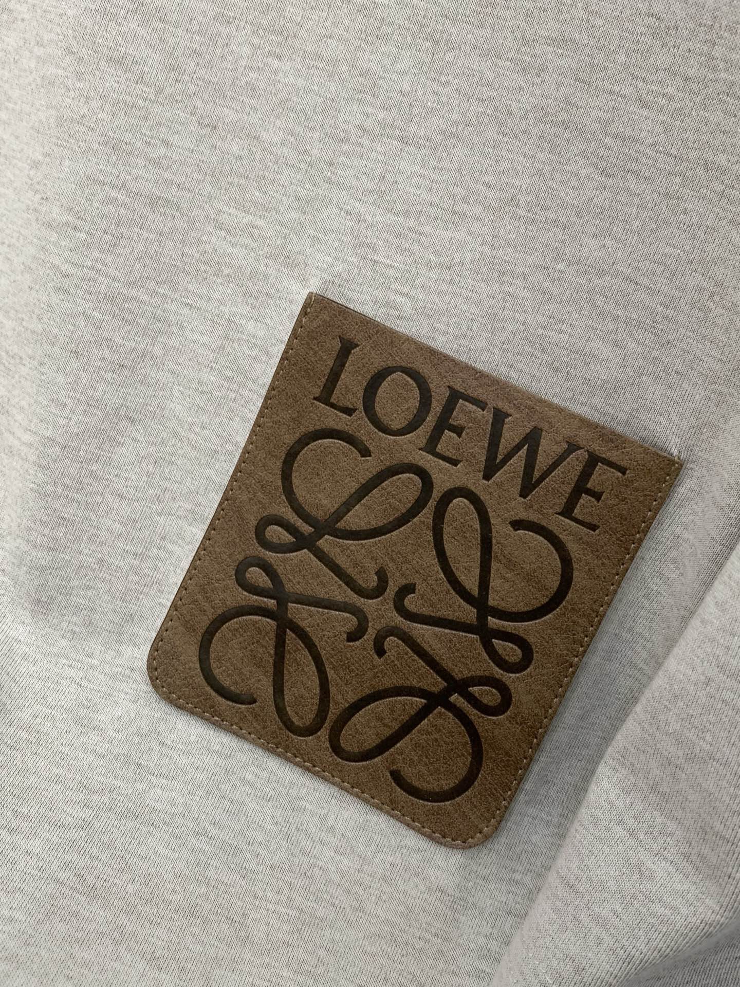 一套，Loewe 罗意威，2026夏季最新款，专柜同步有售，原单狠货，时尚休闲圆领短袖套装，上身很有特点