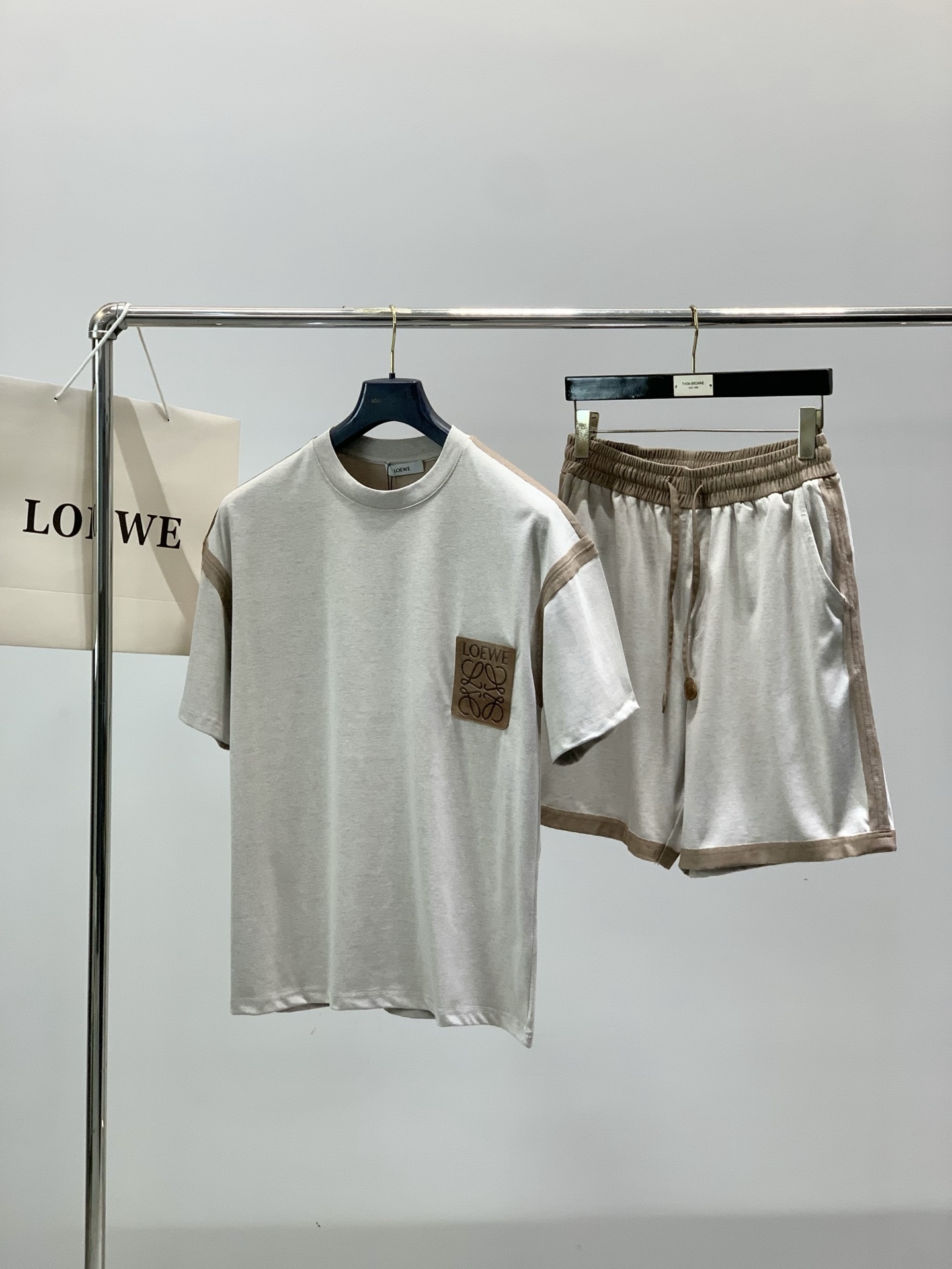 一套，Loewe 罗意威，2026夏季最新款，专柜同步有售，原单狠货，时尚休闲圆领短袖套装，上身很有特点