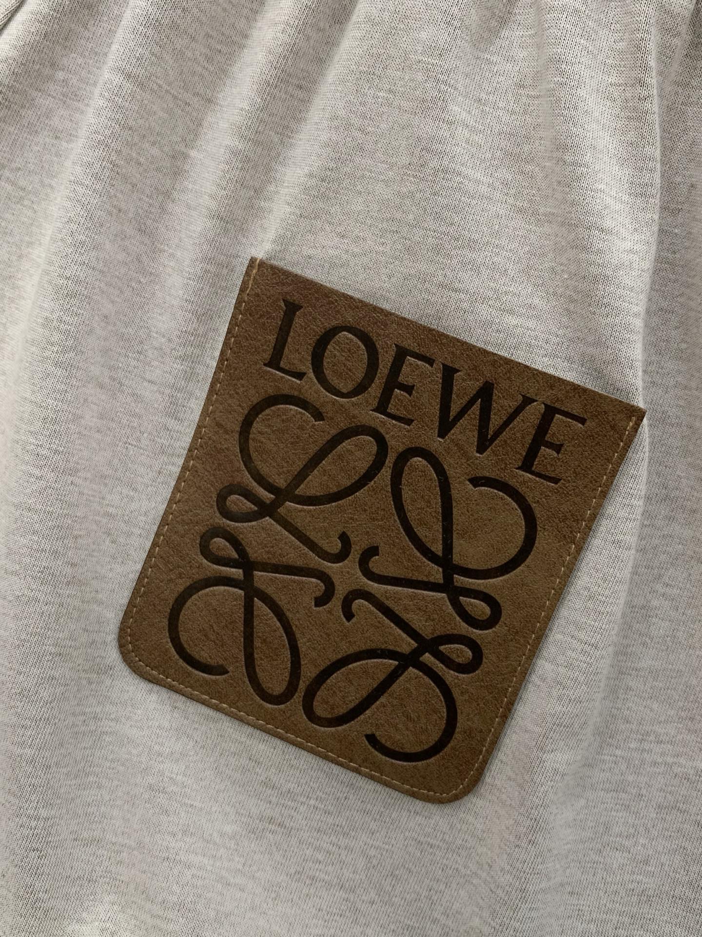 一套，Loewe 罗意威，2026夏季最新款，专柜同步有售，原单狠货，时尚休闲圆领短袖套装，上身很有特点